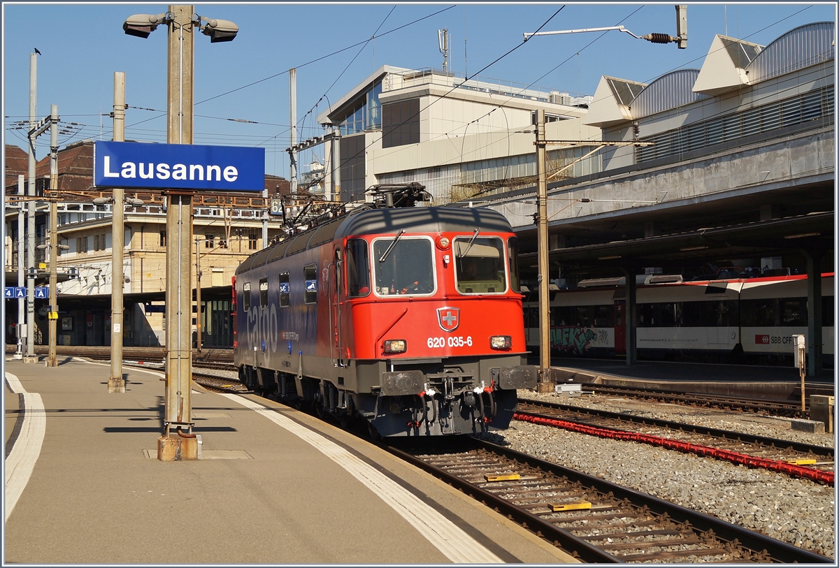 Es ist immer wieder erfreulich, eine solch schöne Re 6/6 anzutreffen wie hier in Lausanne die Re 620 035-6  Muttenz .

1. April 2020