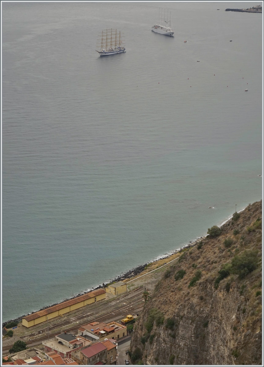 Es ist immer wieder faszienierd, Schiff und Bahn auf einem Bild zu vereinen. Hier ist es mit viel Zoom, wenig Bahn und Schiff gerade noch so gelungen. Das Bild wurde von Taormina aus gemacht. Im Hintergrund die Royal Clipper und ein weiteres Schiff, unten im  Vordergrund  der nördliche Bahnhofskopf mit einem RFI Baudienstfahrzeug im Bahnhof von Taormina-Giardini. 

24. Sept. 2025