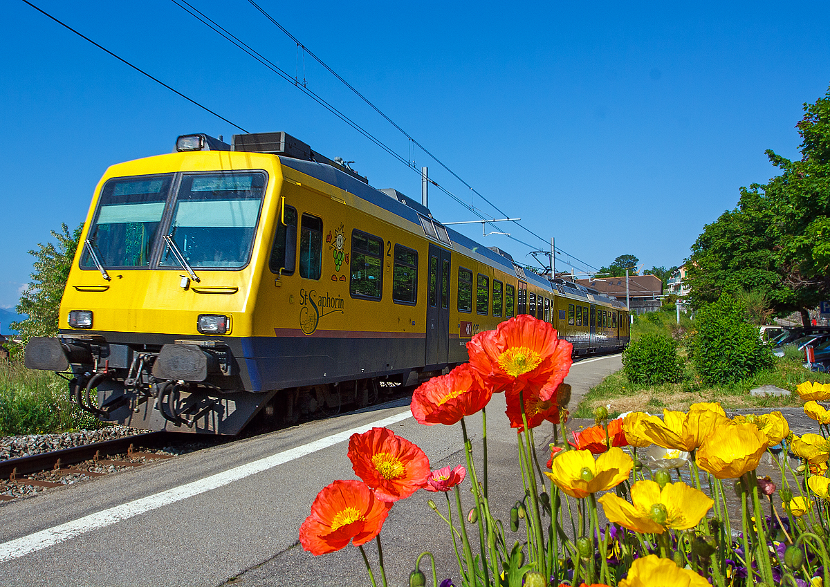 Es waren die letzte Tage des  Train des Vignes ....
Der  Train des Vignes  (S31) in der Zugskomposition SBB RBDe 560 131-5 „Saint-Saphorin“ mit dem Steuerwagen Bt 50 85 29-35 931-9, erreicht am 28.05.2012 den Chexbres.
