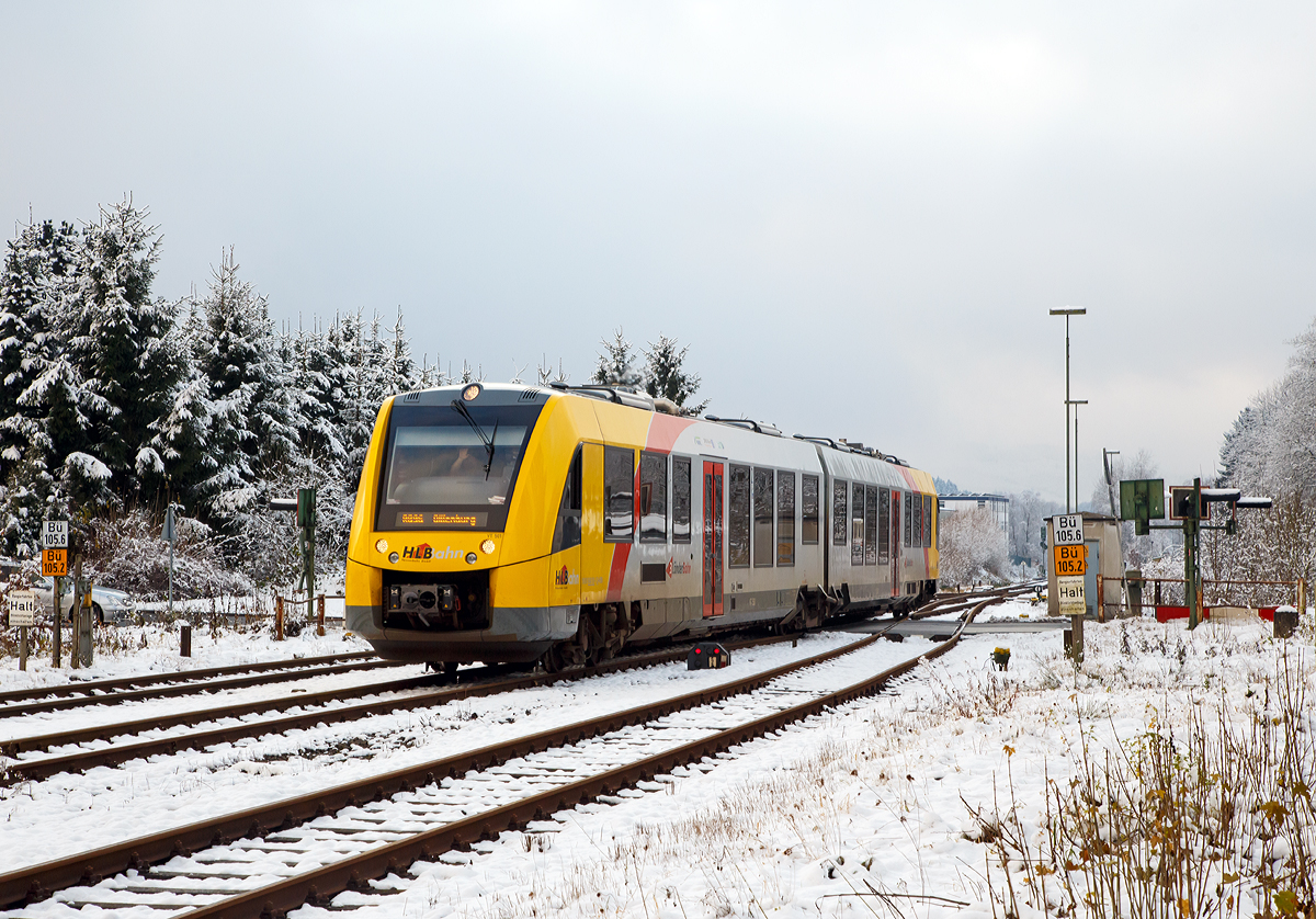 
Es ist Winter im Hellertal - Der VT 501 (95 80 1648 101-1 D-HEB / 95 80 1648 601-0 D-HEB) der HLB (Hessische Landesbahn GmbH), ein Alstom Coradia LINT 41 der neuen Generation, erreicht am 02.12.2017, als RB 96  Hellertalbahn  (Betzdorf - Herdorf - Neunkirchen - Haiger - Dillenburg), bald den Bahnhof Würgendorf. 

Von Betzdorf bis hier nach Würgendorf verlaufen die Gleise immer entlang dem Flüsschen Heller (ein Nebenfluß der Sieg) durch das Hellertal, von diesem hat die Strecke, wie auch die Verbindung, ihre Namen  Hellertalbahn  erhalten. 

Nochmals einen lieben Gruß an den immer freundlichen Tf. 