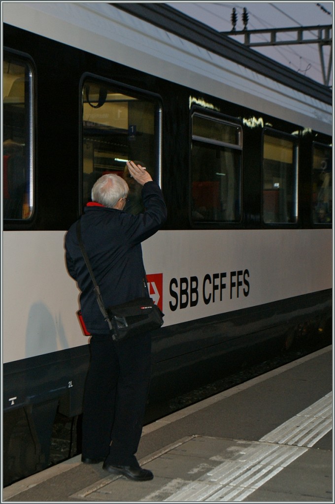 Es ist Zeit, der Zug fährt ab.
(Der Einsatz des Blitzes wurde vorgängig mit den betreffenden Personal abgeklärt und bewilligt).
Aigle, den 25. Jan. 2014