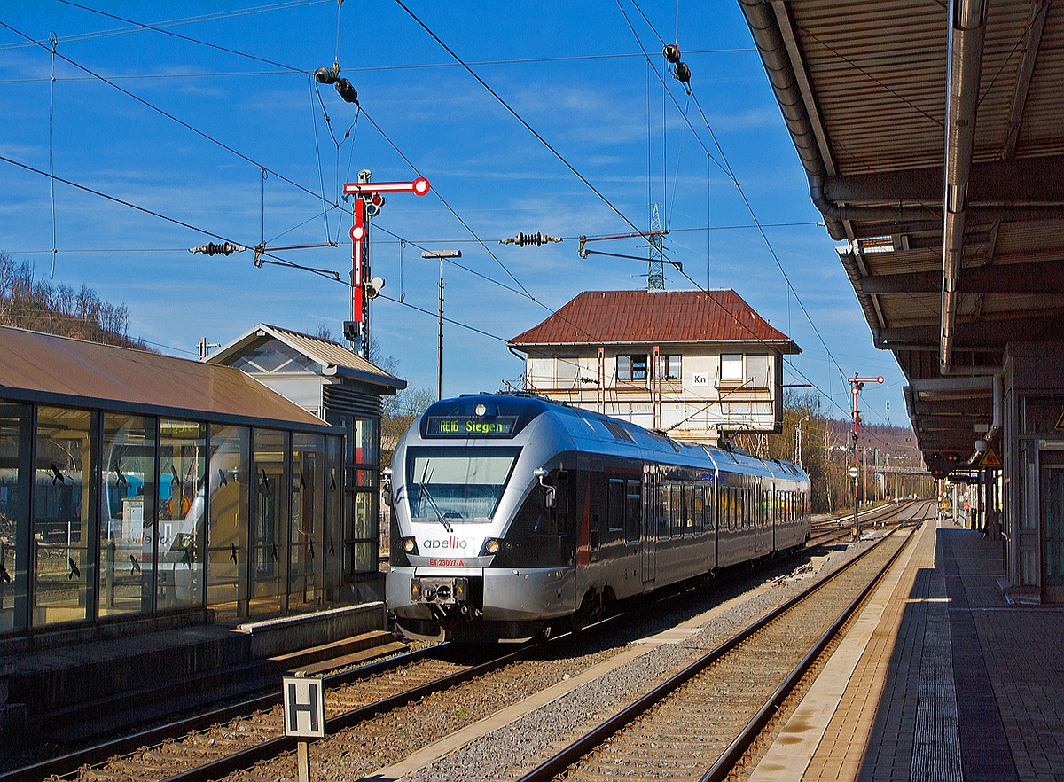 
ET 23007 (3-teiliger Stadler Flirt) der Abellio Rail NRW f�hrt am 20.03.2014 als RE 16  Ruhr-Sieg-Express   in den Bahnhof Kreuztal ein. 
Er f�hrt die Verbindung Essen-Hagen-Siegen.