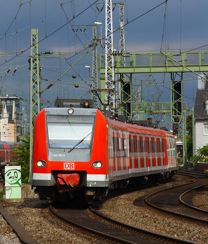 
ET 423 791-3 der S-Bahn Köln gekoppelt mit einem Weiteren schlängeln sich als S 12   Düren - Köln - Siegburg - Hennef (Sieg)  am 29.08.2014 durch das Gleisvorfeld vom Hbf Köln, den sie gleich erreichen. 

Die vierteiligen Triebzüge der Baureihe 423 sind 67,40 m lang. Als Leichtbaufahrzeug besteht er größtenteils aus Aluminium. Als Antrieb wird hier Drehstromtechnik mit Bremsstromrückspeisung eingesetzt, die Leistung beträgt 2.350 kW. die zulässige Höchstgeschwindigkeit beträgt 140 km/h.

Hinweis: Die Aufnahme vom Bahnsteig gemacht.