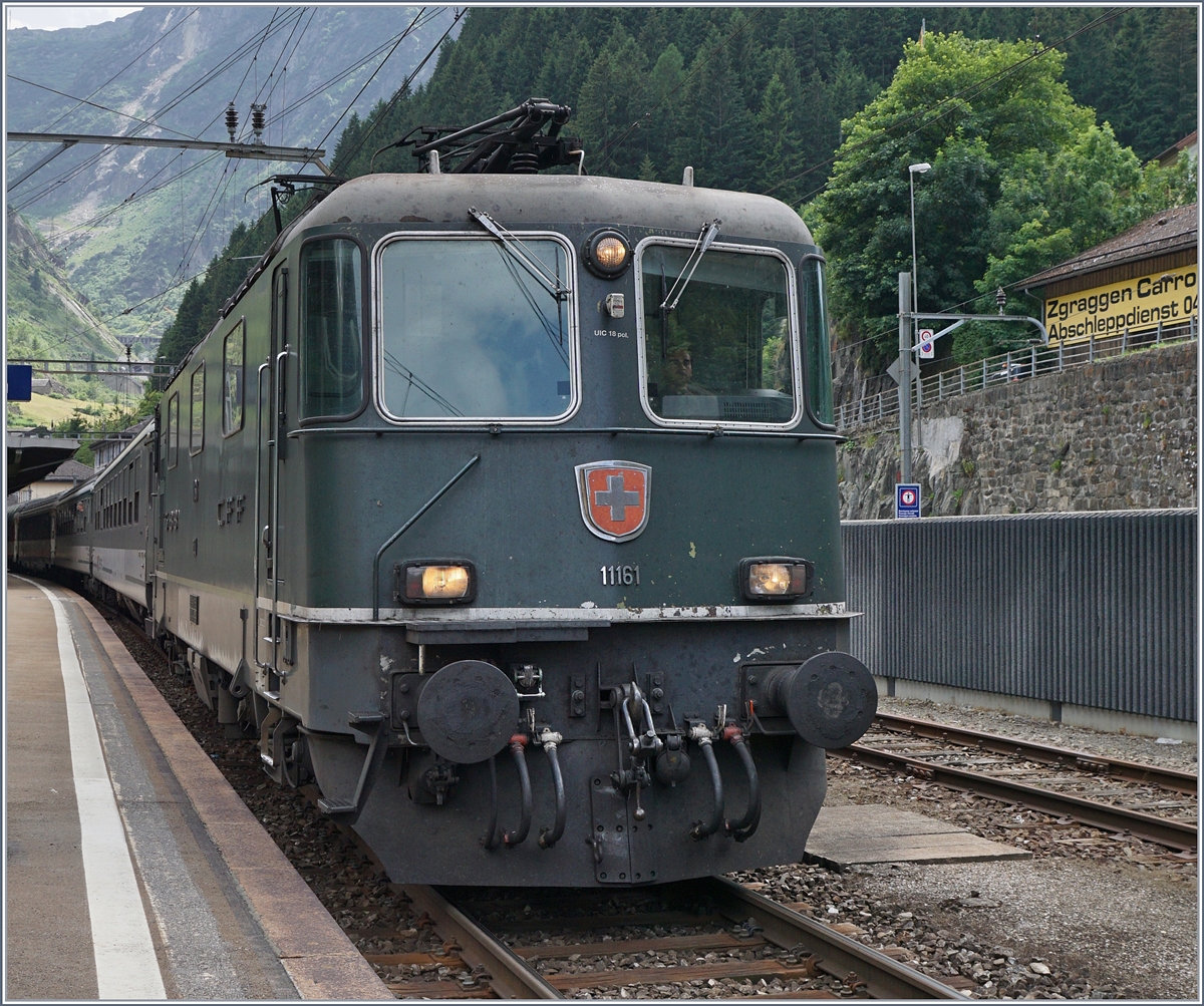Etwas Bildbestimmend da nur och selten zu sehen: Eine grüne SBB Re 4/4 II der SBB hier die Re 4/4 II  11161 in Göschenen.
21. Juli 2016