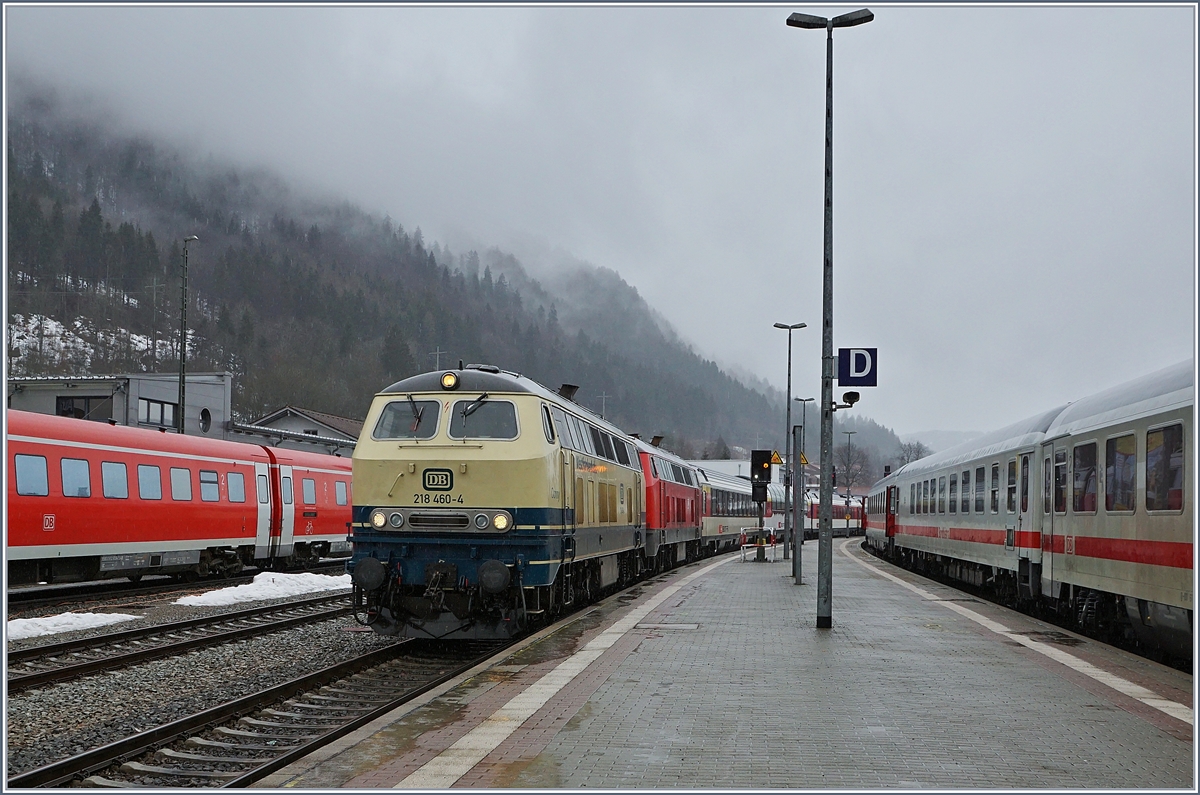 Etwas früher und auf Gleis 1 erwartet, fuhr kurz nach der Ankunft des IC 2012 der EC 191 von Zürich nach München auf Gleis 3 durch den Bahnhof Immenstadt, die bereits am frühen Morgen in Lindau gesehene Westfranken Bahn V 218 460-4 führte vor der DB 218 419-0 den Zug an.

15. März 2019
