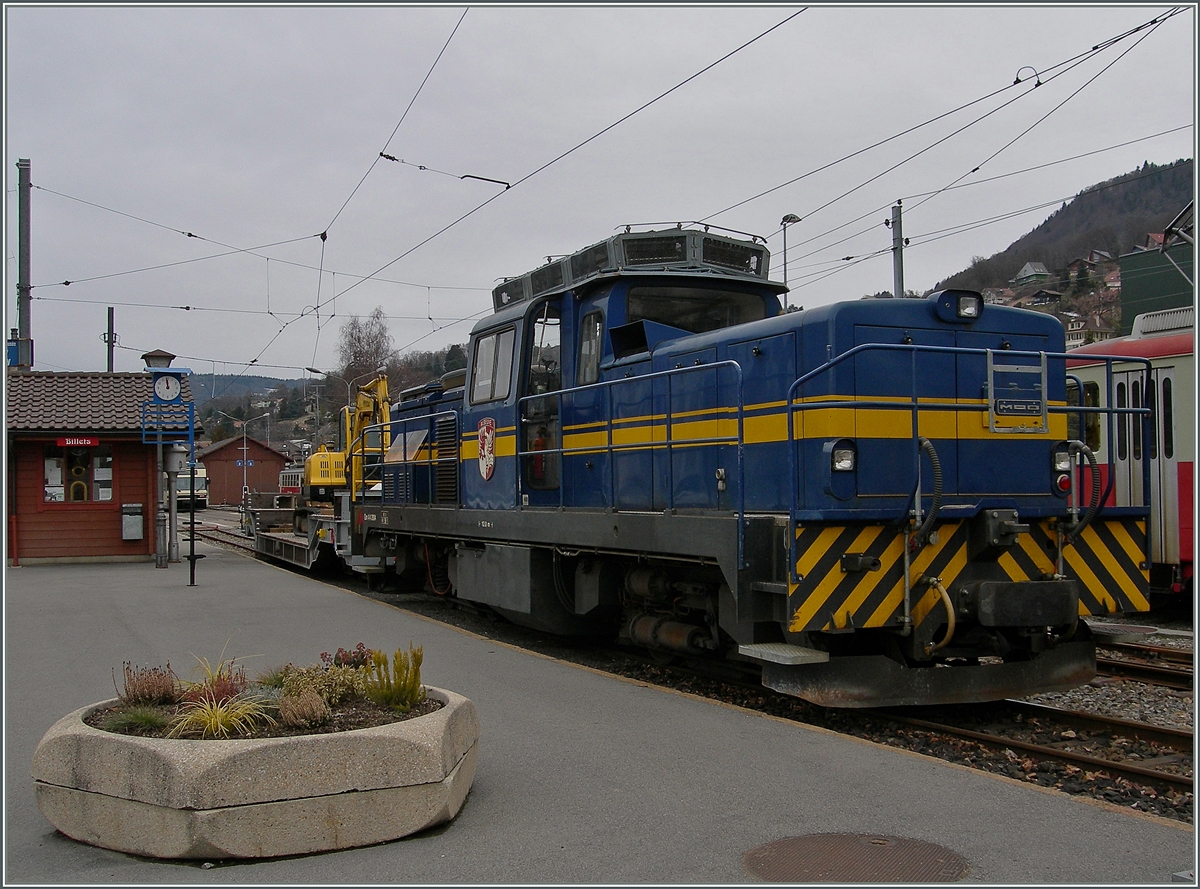 Etwas MOB in Blonay: die wuchtige MOB Gm 4/4 2004 stand am 29. Jan. 2014 mit einem Dienstg�terwagen in Blonay. 
