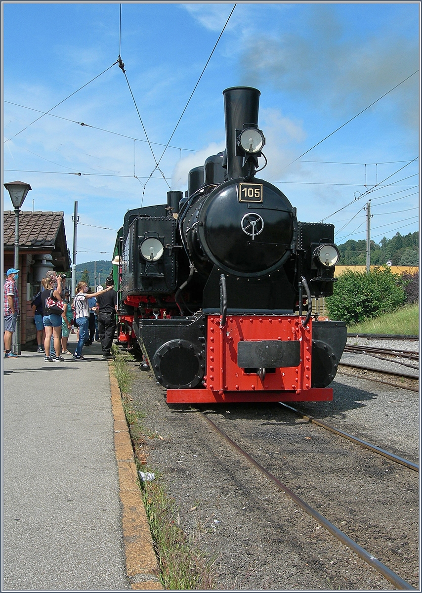 Etwas Nostalgie; dies betrifft einerseits die schöne, nun schon 102 Jahre alte G 2x 2/2 105 die bei der Blonay Chamby Bahn im Einsatz steht und in Blonay auf die Abfahrt wartet, anderseits mein heutiges  Arbeitsgeräte , meine klein Coolpix 7900, die nun schon 14 Jahre im Einsatz ist, doch etwas alt geworden, nicht mehr als  immer-mit dabei  Kamera fungiert, sondern nur noch für  Sondereinsätze  genutzt wird.

Blonay, den 16. August 2020