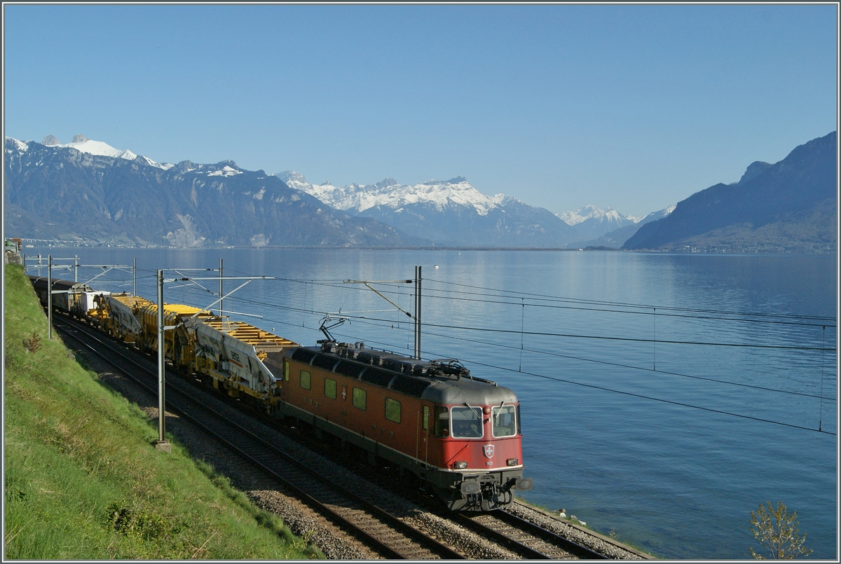 Etwas überraschend tauchte plötzlichen die Re 6/6 11625 am  Kleinen See  auf.
Bei St-Saphorin, den 15. April 2015