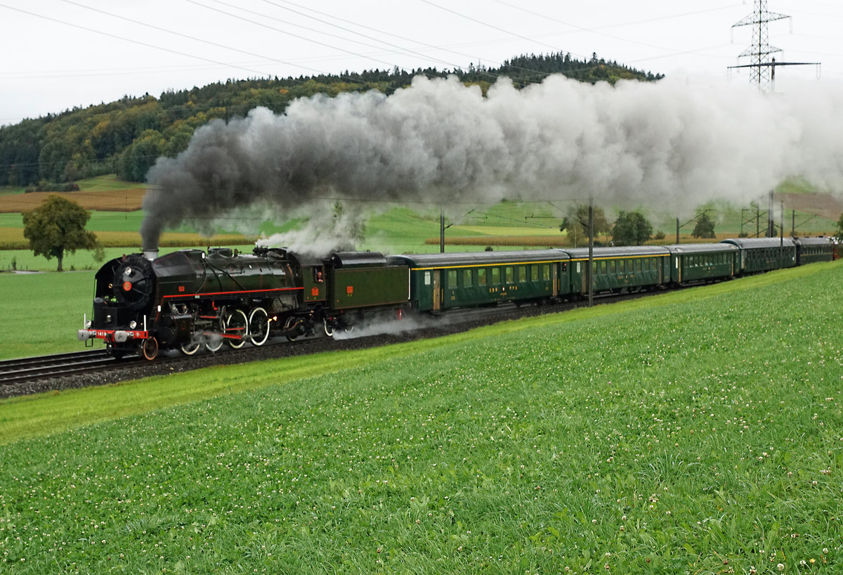 Eurovapor Westschweiz-Rundfahrt vom 3. Oktober 2020.
Die ehemals in Frankreich eingesetzte Dampflok  Mikado  141 R 1244 schlängelt sich mit Volldampf über die alte Stammstrecke durch das Tal bei Wynigen.
Leider wurde aus der angekündigten  GOLDENEN HERBSTFAHRT  ein  REGENFAHRT  bei starkem Wind und sehr schlechten Lichtverhältnissen.
Ganz klar, dass unter diesen Bedingungen die Erwartungen des Bahnfotografen bei weitem nicht erfüllt wurden. Es handelt sich aber trotzdem um eine sehr seltene und einmalige Momentaufnahme zur Dokumentation der  harten Arbeit  von dieser grossen Dampflokomotive.
Foto: Walter Ruetsch   