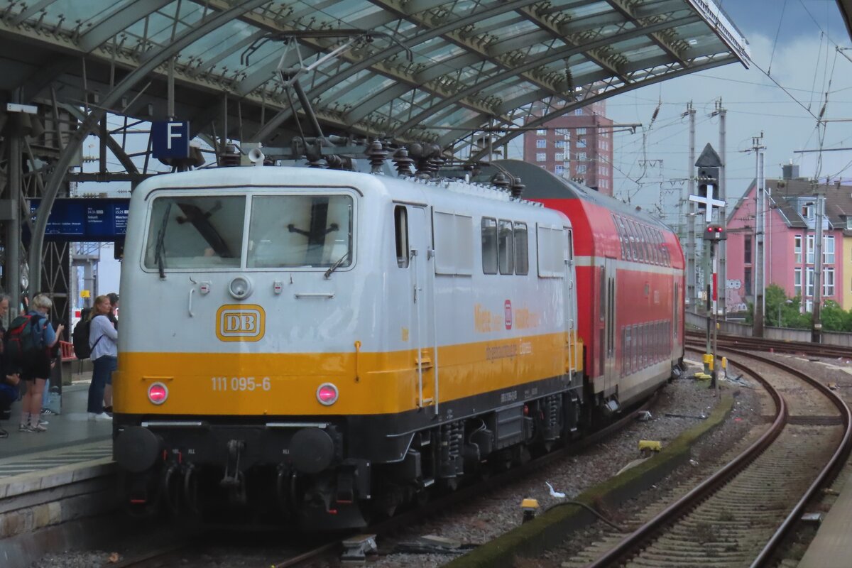 Ex-DB 111 095 steht mit ein DoSto am 21 Juni 2024 in K�ln Hbf und hat nach 2 1/2 St�nde Versp�tung dank der DB-Betriebsf�hrung deren Fahrt aus Dortmund Hbf in K�ln Hbf beendet.