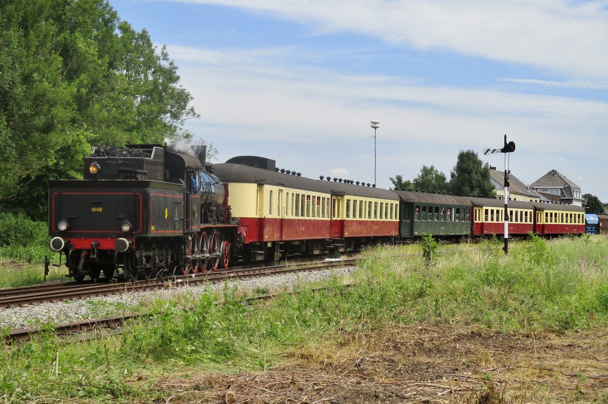 Ex-SJ 1040 verl�sst mit ein Dampfpendelzug Simpelveld am 8 Juli 2017.