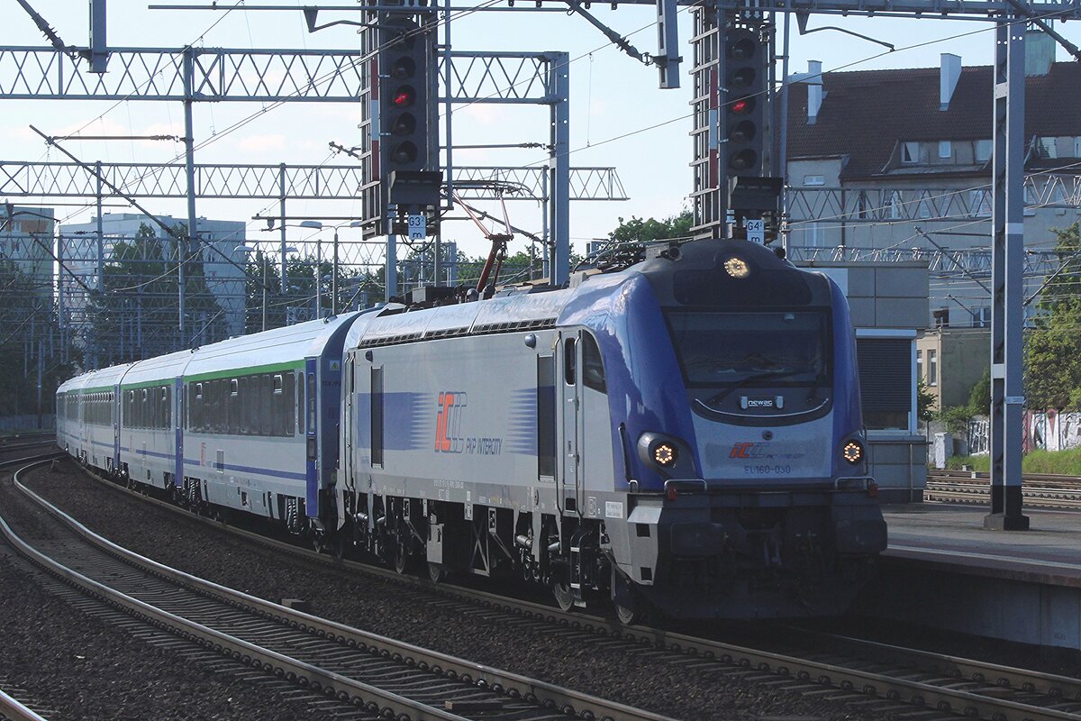 Fr�h am 7 Mai 2024 treft PKPIC EU160-030 samt IC aus Poznan in Gdyna Glowny ein.