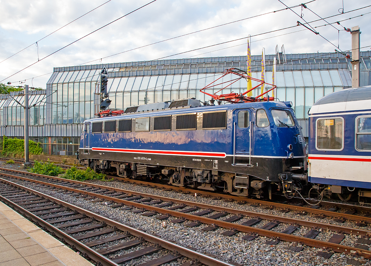 
Fr�h morgens im Hbf K�ln....
Die TRI 110 469-4 f�hrt am 22.05.2018, mit dem National Express RB 48, vom Hbf K�ln in Richtung Wuppertal-Oberbarmen los.

Die 110 469-4 wurde 1966 von Henschel in Kassel unter der Fabriknummer 31035 gebaut, die Elektrik ist von SSW (Siemens-Schuckert-Werke), bis 2014 fuhr sie f�r die DB. Seit 2016 f�hrt sie f�r die TRI Train Rental GmbH mit der NVR-Nr. 91 80 6110 469-4 D-TRAIN.
