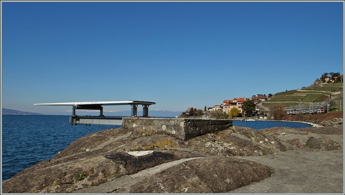 Frühling im Lavaux, und dabei wird die Bahn zur Nebensache: Ein RABe 511 als RE von Vevey nach Genève bei St-Saphorin.
15. April 2015