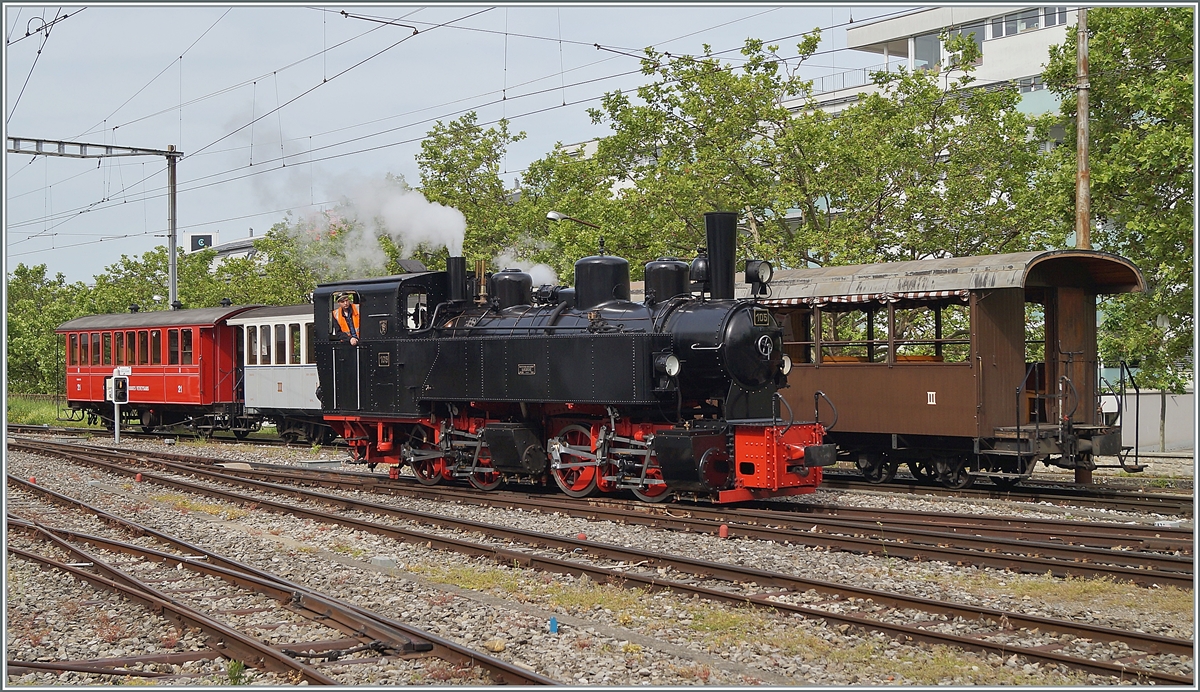 Für eine Gruppe brachte die Blonay Chamby Bahn G 2x 2/2 105 ihren Zug nach Vevey und rangiert nun um ihn bereit zu stellen.

20. Juni 2021