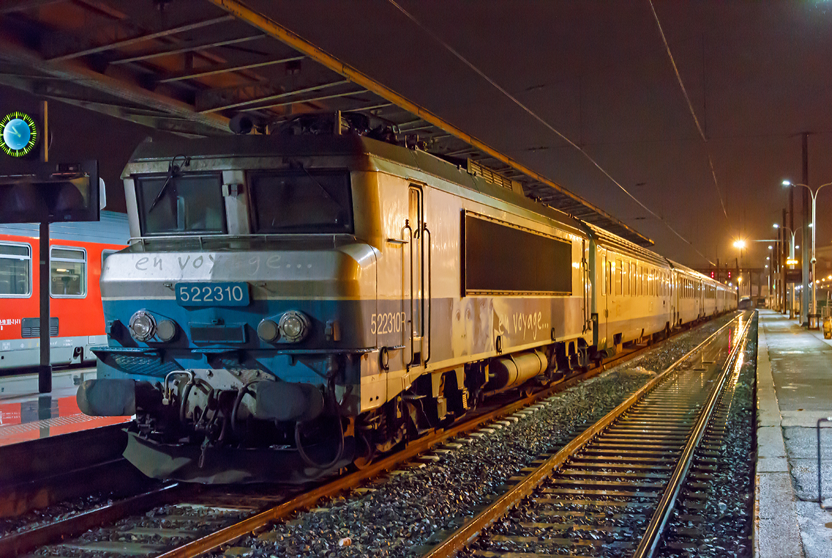 
F�r meine allerliebste Jeanny, eine  nez cass� avec la livr�e en voyage  (zu Deutsch eine gebrochene Nase in der Farbgebung „en voyage“, wobei die �bersetzung f�r „en voyage“ unterwegs w�re).........

Die SNCF 5 22310 steht am 24.03.2015 mit einem IC im Bahnhof Marseille Saint-Charles. 

Die BB 22200 ist eine Zweissystemlokomotive f�r den Einsatz sowohl auf dem mit 1,5 kV elektrifizierten Gleichstromnetz der SNCF als auch auf dem mit 25 kV 50 Hz elektrifizierten Wechselstromnetz. In den Jahren 1976 bis 1986 wurden von Alsthom in sechs Bauserien insgesamt 205 Lokomotiven gebaut.

In den 1970er-Jahren ben�tigte die SNCF neue Mehrsystemlokomotiven, um unter beiden Stromsystemen ohne Lokwechsel fahren zu k�nnen. Aus der ab 1971 gelieferten Baureihe BB 15000 und der ab 1976 gebauten Gleichstrombaureihe BB 7200 wurde die BB 22200 als Mehrsystemvariante entwickelt. Die Baureihenbezeichnung bildet die Summe aus denen der beiden Schwesterbauarten.

Technische Daten:
Gebaute St�ckzahl: 	205
Hersteller: 	Alstom
Baujahre: 1976–1986
Achsformel: B'B'
L�nge �ber Puffer: 17.480 mm
Achsabstand im Drehgestell: 2.800 mm
Drehzapfenabstand: 9.694 mm
Dienstmasse: 90 t
Triebraddurchmesser (neu): 1.250 mm
H�chstgeschwindigkeit: 160 km/h (wenige umgebaute 200 km/h)
Dauerleistung: 4.360 kW
Stromsystem: 25 kV/50 Hz AC, 1,5 kV DC
Anzahl der Fahrmotoren: 2 (TAB 674)
