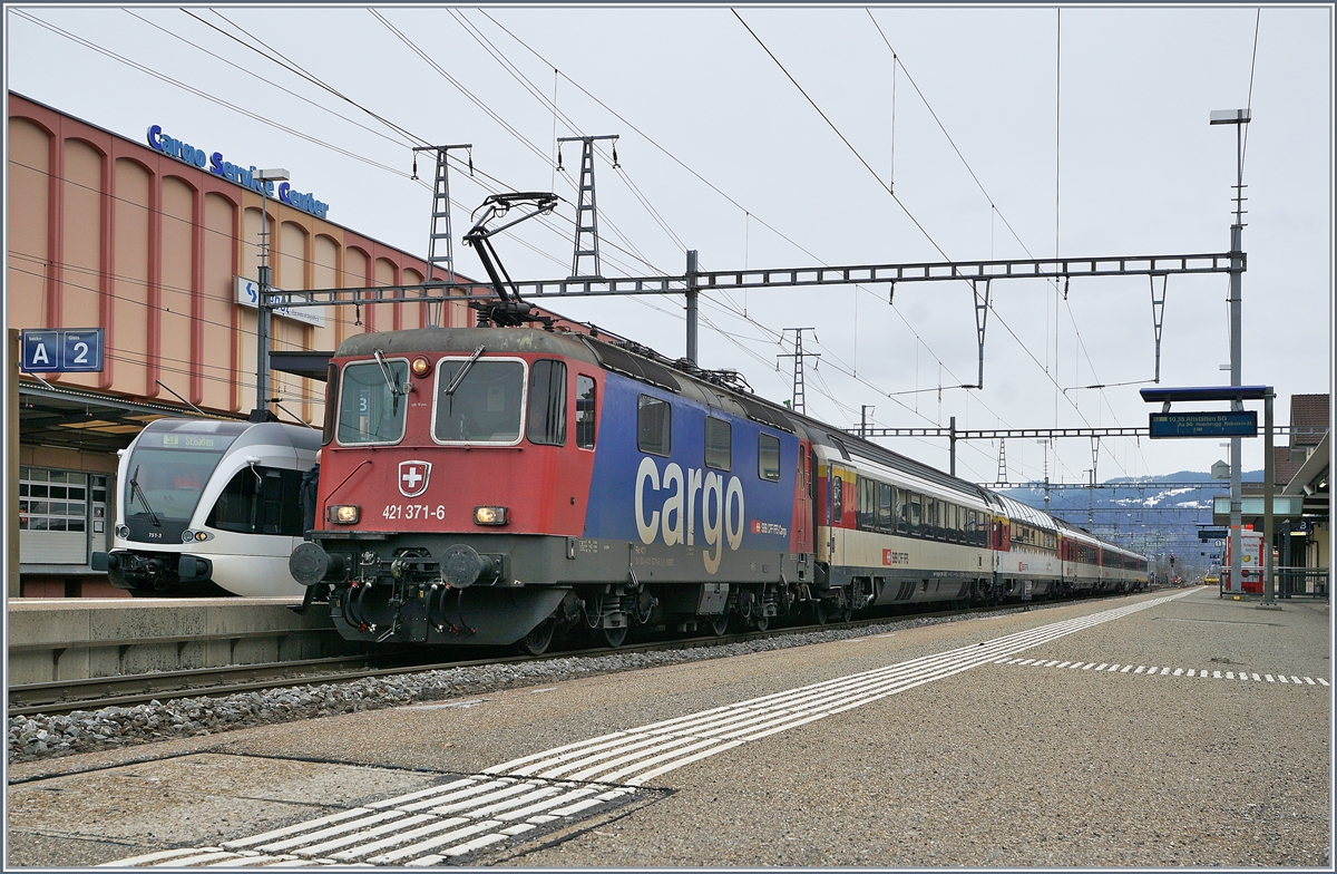 Für die Weiterfahrt nach Zürich nutzt die SBB Re 421 317-6 nun den schmalen SBB-Bügel. 
St. Margarethen, den 14. März 2019