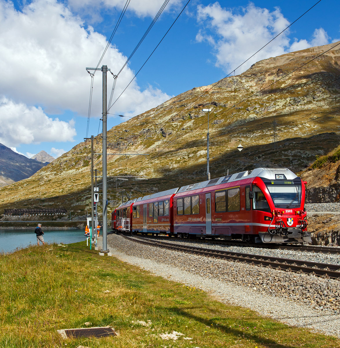 Geführt von dem ALLEGRA-Zweispannungstriebzug RhB ABe 8/12 -3502 „Friedrich Hennings“ erreicht der RhB-Regionalzug nach Tirano am 06.09.2021 bald, dem höchsten Punkt der Berninabahn, Ospizio Bernina. 

Herbert hat den Zug schon im Kasten.