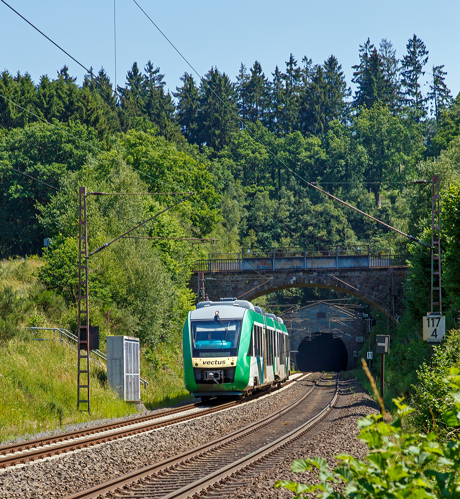 
Genau 100 Jahre nach Fertigstellung kommt er aus dem Tunnel....
Der VT 254 (95 80 0648 154-2 D-HEB / 95 80 0648 654-1 D-HEB) ein Alstom Coradia LINT 41 der HLB (Hessische Landesbahn), ex Vectus VT 254, hat gerade (am 02.07.2015) den 2.652m langen Rudersdorfer Tunnel verlassen und fährt als RB 95  Sieg-Dill-Bahn  (Dillenburg – Siegen - Au/Sieg) nun weiter Richtung Siegen.

Einen lieben Gruß an den freundlichen Lokführer zurück.

Der Rudersdorfer Tunnel ist ein 2.652 m langer Eisenbahntunnel der Dillstrecke (KBS 445) zwischen Siegen und Haiger. Als Hauptingenieurbauwerk des nördlichen Abschnitts dieser Bahnstrecke durchsticht er die Tiefenrother Höhe (552,3 m), einem Berg des Rothaargebirges auf der Grenze von Nordrhein-Westfalen und Hessen.

Aufgrund der schwierigen Topografie und der begrenzten technischen Möglichkeiten war eine direkte Verbindung zwischen Siegen, Haiger und Dillenburg zum Zeitpunkt des Baus der Deutz-Gießener Bahn vom heutigen Köln-Deutz nach Gießen in den 1850er Jahren noch nicht möglich. Erst 1915 wurde die direkte Verbindung zwischen Siegen und Haiger fertiggestellt. Am 2. Juli 1915 endeten auch die Arbeiten am Tunnel, das sind nun genau 100 Jahre her.
