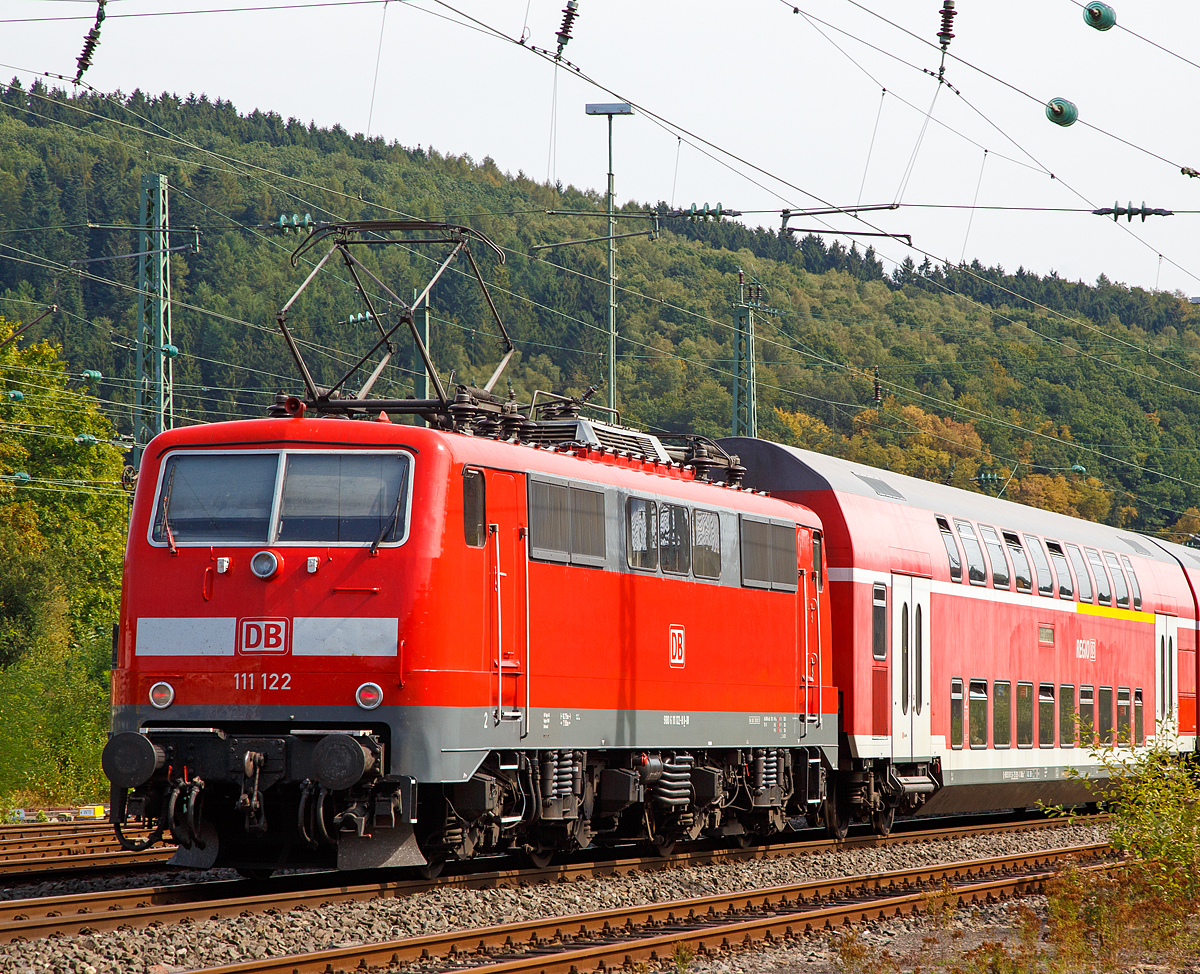 
Geschoben von der 111 122-8 ((91 80 6111 122-8 D-DB) der DB Regio NRW erreicht der RE 9  rsx / Rhein-Sieg-Express  (Aachen-Köln-Siegen) am 03.09.2016 nun bald den Bahnhof Betzdorf/Sieg.