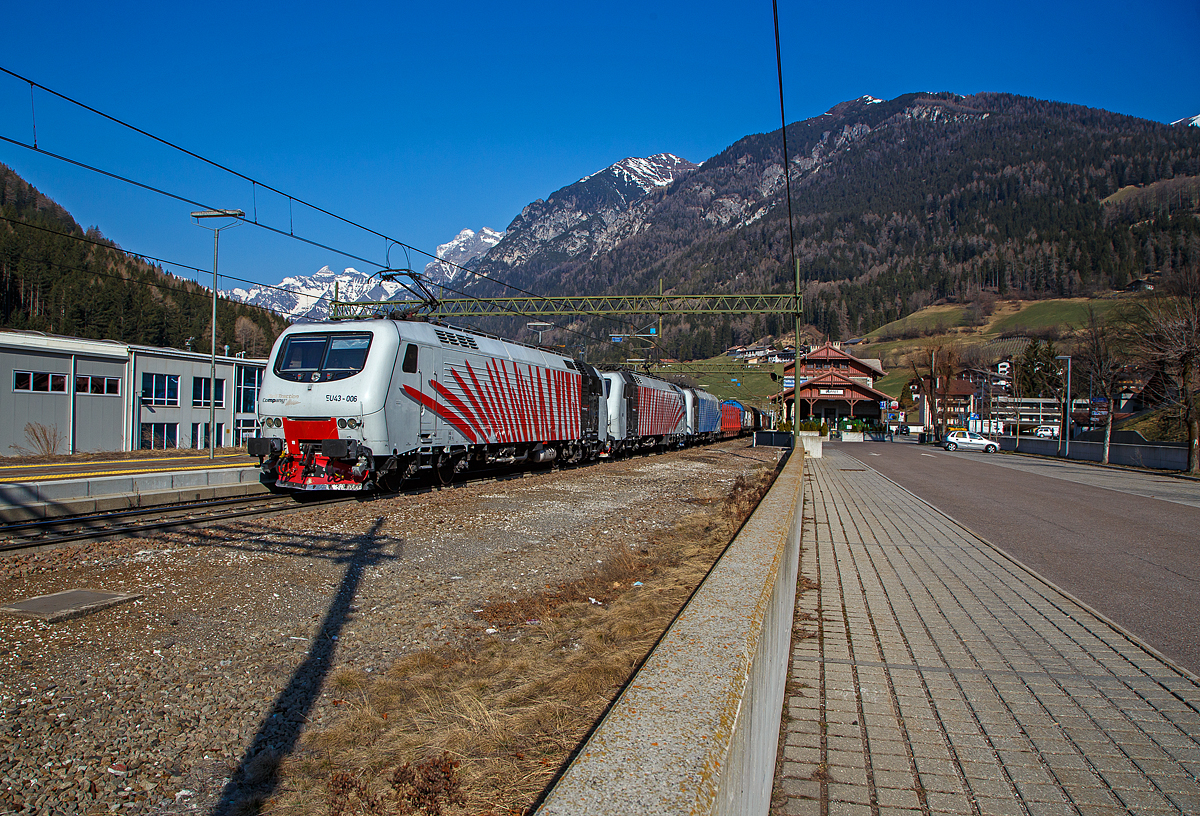 Gleich drei EU43 der Rail Traction Company (Doppeltraktion und eine kalte)....
In Doppeltraktion fahren die beiden Rail Traction Company (RTC) EU43 – 006 (91 83 2043 006-2 I-RTC) und die EU43 – 004 (91 83 2043 004-7 I-RTC), sowie die kalte EU43 – 003 (91 83 2043 003-9 I-RTC) der RTC im Lokomotion Design, am 27.03.2022 vom Brenner kommend mit einem gemischten Güterzug durch den Bahnhof Gossensaß/Colle Isarco in Richtung Verona. Nochmal einen lieben Gruß an den netten Lokführer zurück.

Die Loks wurden 2001 bzw. 2002 von Bombardier unter den Fabriknummer 112E 06, 112E 04 bzw. 112E 03 gebaut und waren eigentlich für die Lieferung (8 Stück) an die polnische PKP - Polskie Koleje Państwowe vorgesehen, der Verkauf scheitere aus finanziellen Gründen seitens der PKP. Die 8 polnischen Loks sind danach an die italienische Privatbahngesellschaft RTC (Rail Traction Company) verkauft worden, die polnische Bezeichnung EU43 wurde später an Lokomotiven der TRAXX-Variante MS2 vergeben.

Die Loks der Baureihe EU43 vom Typ Bombardier 112E sind ähnlich denen der ab 1996 vom damaligen Hersteller ABB Tecnomasio in Vado Ligure (Italien) gebauten 20 Brennerloks der FS Baureihe E.412 (Adtranz 112E). Diese Loks wurden jedoch in Polen bei Adtranz-Pafawag in Wrocław (Breslau) gebaut. Ursprünglich war für beide Baureihen auch eine Zulassung für Österreich und Deutschland vorgesehen. Die ÖBB hatte zunächst die Zulassung verweigert und erst 2006 erteilt.

Geschichte:
Im Jahr 1993 gaben die FS im Zuge der wachsenden internationalen Aktivitäten der europäischen Bahngesellschaften Mehrsystemlokomotiven in Auftrag, die sowohl im italienischen 3-kV-Gleichstromnetz als auch im Süden von Frankreich (1,5 kV =) und insbesondere für den Brennerverkehr auch im österreichischen und deutschen Netz (15 kV, 16,7 Hz) einsetzbar sein sollte. Die Lokomotiven sollten sowohl für schnelle EuroCity-Züge als auch für den Güterverkehr einsetzbar sein. Die vier Prototyp-Lokomotiven wurden ab 1996 vom damaligen Hersteller ABB Tecnomasio (heute Alstom) in Vado Ligure, Italien, gebaut. Dieses Werk produziert nahezu ausschließlich für den italienischen Markt. 

Technik:
Die Lokomotiven laufen auf Drehgestellen mit Integriertem Gesamtantrieb (IGA), der auch bei den Lokomotiven der DB-Baureihe 101 und den italienischen E405 vorhanden ist, die Stromrichter ähneln denen der SBB Re 460. Für den Antrieb werden Doppelsternmotoren verwendet, was Drehstrom-Asynchronmotoren mit zwei Wicklungssystemen in Sternschaltung im selben Gehäuse sind – eine eher unübliche Schaltung.

Der geschweißte Wagenkasten in Stahlleichtbaukonstruktion stützt sich über Flexicoil-Schraubenfedern auf die Drehgestelle ab. Die Seitenwände aus Aluminium sind zur Erhöhung der Steifigkeit gesickt. Der estergekühlte Transformator ist wie bei Neubaulokomotiven üblich unterflur angeordnet. Die Lokomotive ist mit Gruppenantrieb ausgeführt, wobei eine Antriebsgruppe aus einer Achse aus dem Drehgestell 1 und einer aus dem Drehgestell 2 besteht, eine ebenfalls unübliche Anordnung.

Die Lokomotiven verfügt über eine elektrische Nutzbremse. Es sind zwei Einholmstromabnehmer der Bauart WBL 85 vorhanden, je einer für Gleichspannung (Führerstand A, italienische Palette) und Wechselspannung (Führerstand B, deutsch-österreichische Palette).

In der Lokomotive sind zwei Stromrichter angeordnet. Unter Wechselstromsystemen wird die sekundärseitige Spannung des Haupttransformators in einem Vierquadrantensteller (4QS) in eine Gleichspannung umgewandelt, welche in einen Gleichstromzwischenkreis eingespeist wird. Unter den Gleichstromsystemen erfolgt die Speisung des Zwischenkreises direkt aus der Fahrleitung.

Die Pulswechselrichter wandeln den Gleichstrom des Zwischenkreises in Dreiphasenwechselstrom zur Speisung der Fahrmotoren um. Im Gleichstromnetz sind zwei Pulswechselrichter in Serie geschaltet, die je ein Wicklungssystem der Fahrmotoren mit Strom versorgen, im Wechselstromsystem wird nur ein Pulswechselrichter benötigt, der die beiden parallel geschalteten Wicklungssysteme der Fahrmotoren mit Spannung versorgt.

Die Steuerung der Antriebe erfolgt durch ein rechnerunterstütztes Betriebssystem. Die Lokomotiven sind mit 18-poligen IS-Steckdosen für die UIC-Leitung, einer Vielfachsteuerung und einer Speiseeinrichtung der Zugsammelschiene für Reisezüge ausgerüstet. Lauftechnisch sind die Lokomotiven für eine Geschwindigkeit von 220 km/h ausgelegt, jedoch in Italien nur für 200 km/h zugelassen. Ausgerüstet wurden sie mit Fahrzeugeinrichtungen der Zugbeeinflussungen RS4 Codici (Italien) sowie punkt- und linienförmiger Zugbeeinflussung (Österreich und Deutschland). Von einem Einsatz in Frankreich wurde abgesehen.

TECHNISCHE DATEN:
Spurweite:  1.435 mm (Normalspur)
Achsformel: Bo'Bo'
Länge: 19.400 mm
Drehzapfenabstand: 11.400mm
Achsabstand im Drehgestell: 2.650 mm
Dienstgewicht: 88 t
Höchstgeschwindigkeit: 150 km/h Italien / 140 km/h Deutschland / 120 km/h Österreich
Dauerleistung: 5.600 kW (15 kV AC) / 5.400 kW (3 kV DC) / 2.700 kW (1,5 kV DC)
Anfahrzugkraft: 280 kN
Stromsysteme: 15 kV, 16,7 Hz AC, 3.000 V DC und 1.500 V DC 
Anzahl der Fahrmotoren:  4× IGA-Drehstrom-Asynchronmotoren
Kleister befahrbarer Gleisbogen: R 95 m
Bremse: Druckluftbremse, el. Nutzbremse
Zugbeeinflussung: RS 4 Codici, PZB, LZB