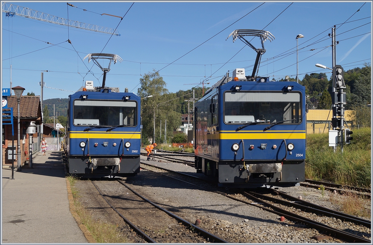 Gleiserneuerung bei der CEV: Die beiden MOB Gem 2/2 2504 und 2502 rangieren in Blonay um dann den leeren Schotterzug via Chamby zur MOB zu führen.

27. August 2020