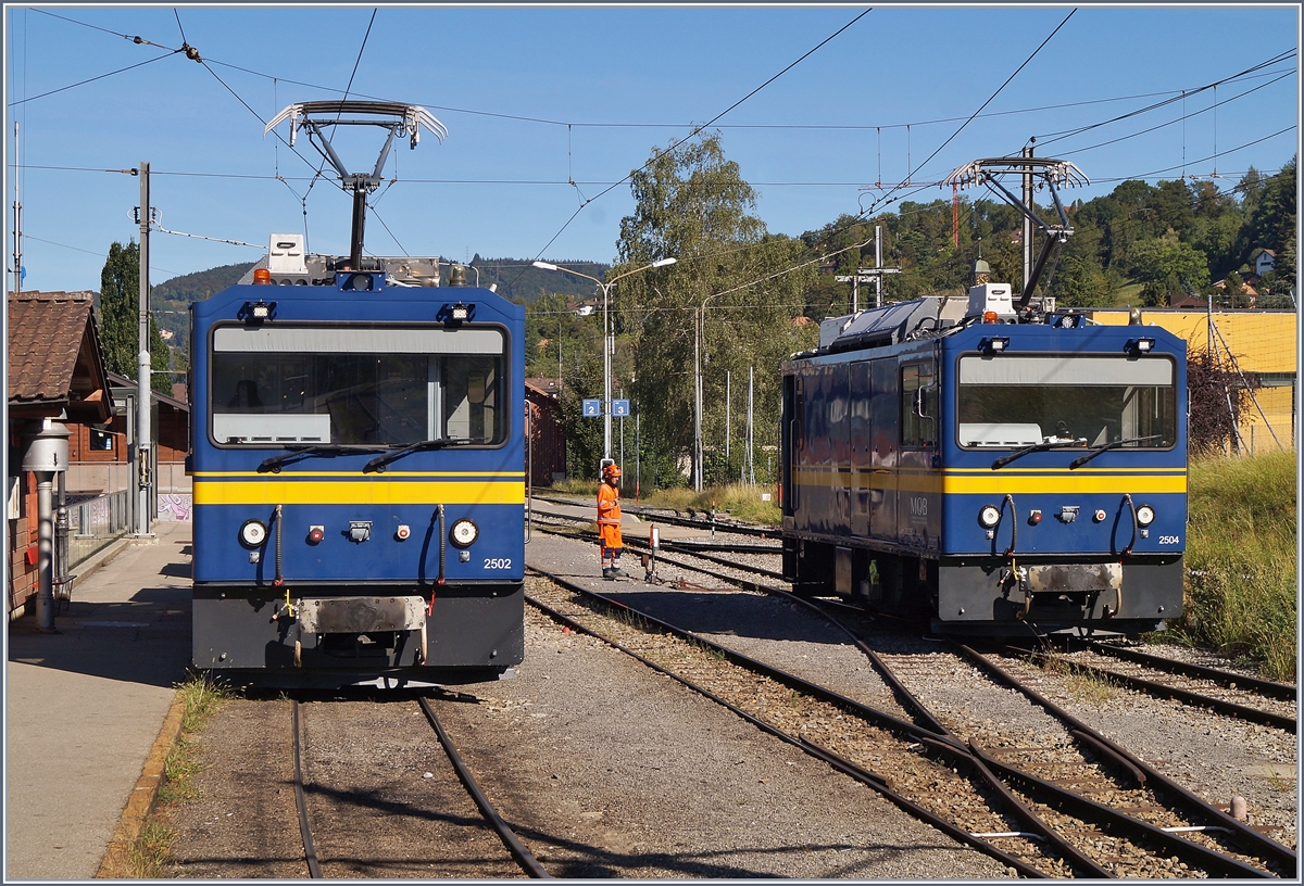 Gleiserneuerung bei der CEV: Die beiden MOB Gem 2/2 2504 und 2502 rangieren in Blonay um dann den leeren Schotterzug via Chamby zur MOB zu führen .

27. August 2020