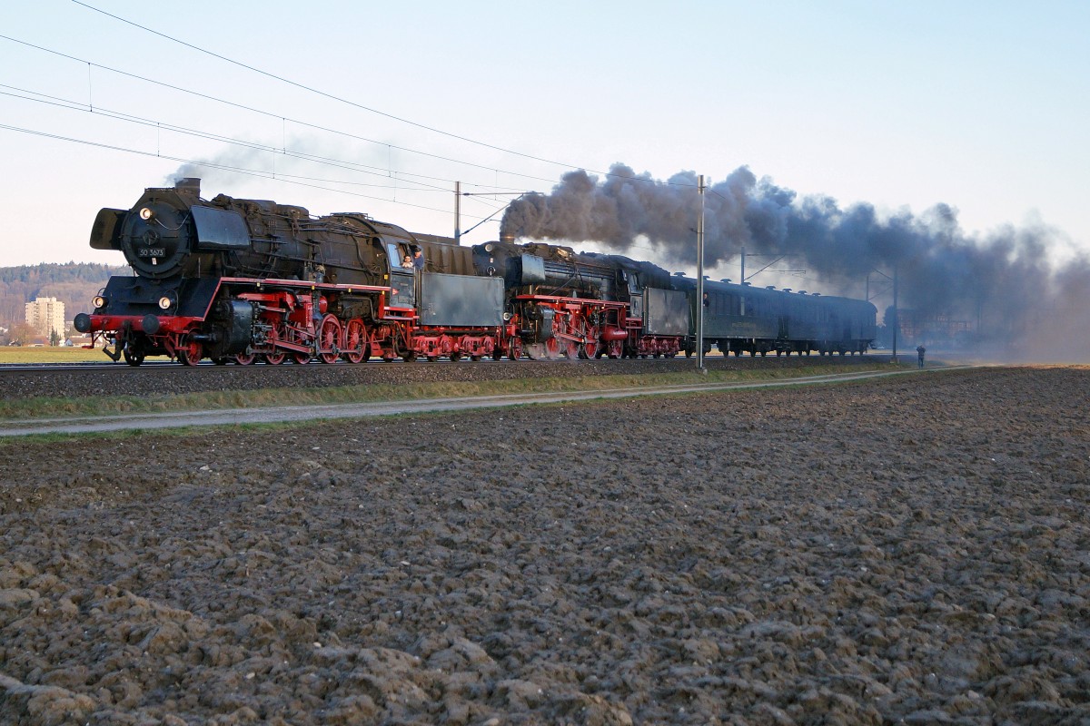 Grosser Bahnhof Wohlen: Ab dem Bahnhof Wohlen setzte ein kleiner Teil des Dampfzuges die Reise alleine fort. Doppeltraktion mit 50 3673 und 01 202 bei Hendschiken am 7. M�rz 2015 im letzten Abendlicht.
Foto: Walter Ruetsch