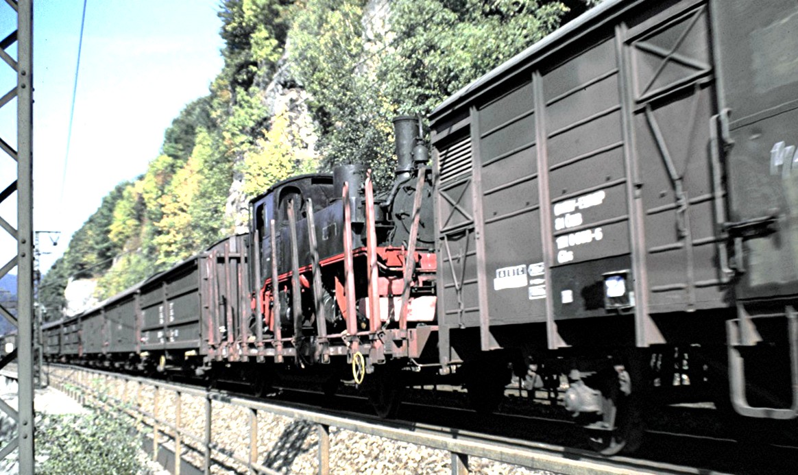Güterzug auf der Geislinger Steige mit einem eingestellten, beladenen Flachwagen aus Skandinavien. Die Dampflok ist eine Meyer BR 99 594 mit Ziel Warthausen/Ochsenhausen, am 28.09.1985. Die Lok kam von der USB Urskog-Holandbanen, Sorumsand.
Die Lok ist als 99 1594-3 aktuell bei der Interessengemeinschaft Pressnitztalbahn e.v. im Einsatz.