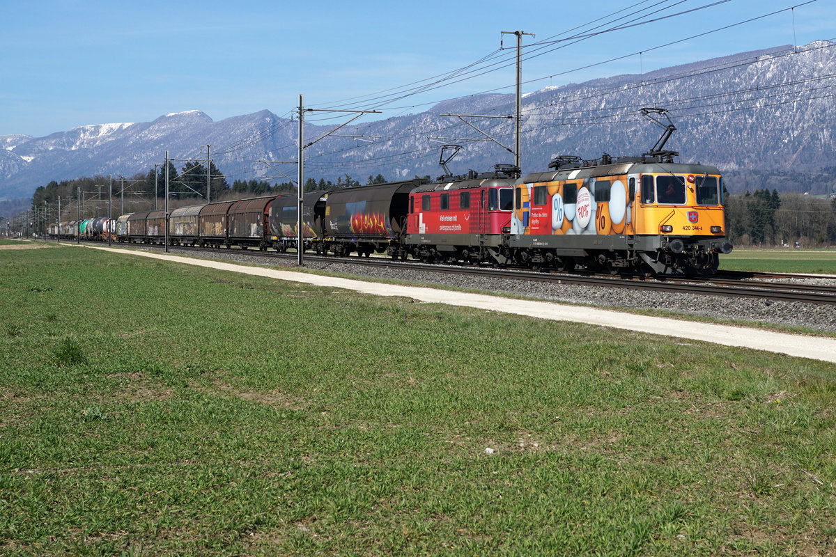 G�terzug von SBB Cargo National mit farbenfroher Re 420-Doppeltraktion bei Deitingen unterwegs am 23. M�rz 2021.
An der Spitze des Zuges eingereiht ist die Re 420 344-4.
Foto: Walter Ruetsch