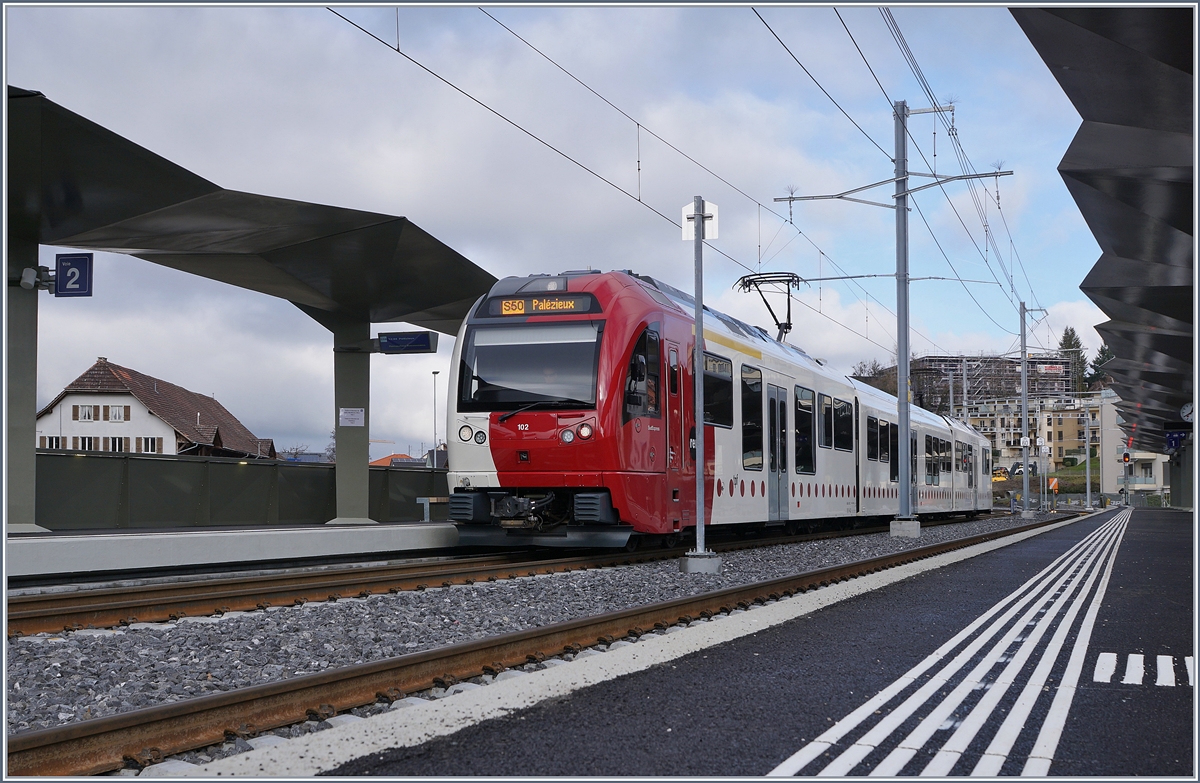 Gut einen Monat später ist der  alte  Bahnhof Geschichte, die Züge verkehren seit dem 1. Dez. 2019 über den neuen Bahnhof und der Fahrtrichtungswechsel entfällt. 
Im Bild der ABe 2/4 + B + Be 2/4 (Stadler SURF) 102 beim Halt in Châtel St-Denis. 

28. Dez. 2019