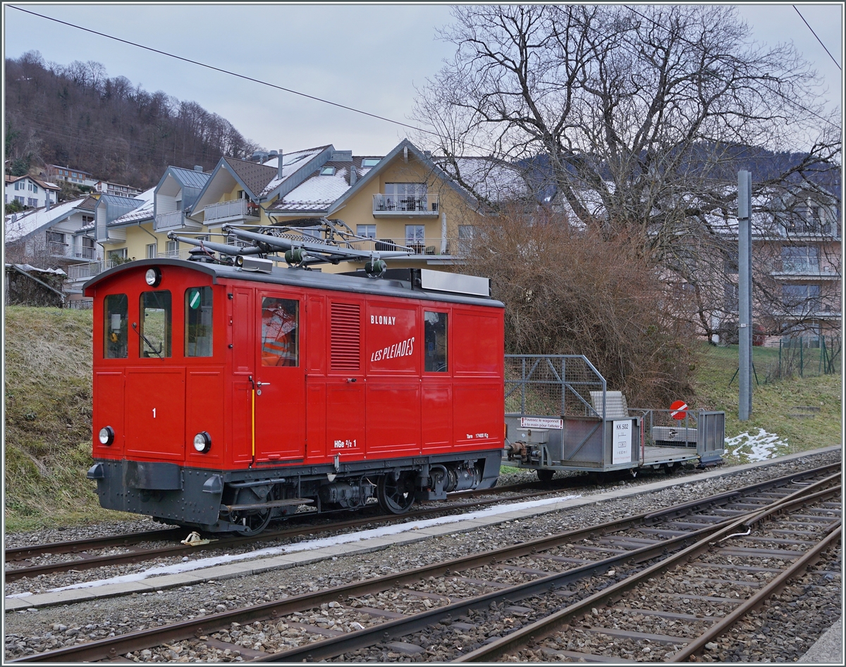 He 2/2 oder HGe 2/2 ? 
Die eindeutig HGe 2/2 N� 1 angeschriebene CEV Lok steht zwar auf einem Zahnstangenlosen Gleis in Blonay, d�rfte aber doch eine He 2/2 sein. Jedenfalls best�tigte mir das ein CEV Lokf�hrer. Von Interesse in diesem Sinne auch folgende Links.

http://www.bahnbilder.de/bild/schweiz~privatbahnen-schmalspur-historisch~cev-chemins-de-fer-lectriques-veveysans-1902-2001/206471/hge-22-1-photo-dusine-mfo.html

http://www.bahnbilder.de/bild/schweiz~privatbahnen-schmalspur-historisch~cev-chemins-de-fer-lectriques-veveysans-1902-2001/206472/hge-22-1--blonay-1911.html

20. Jan. 2022