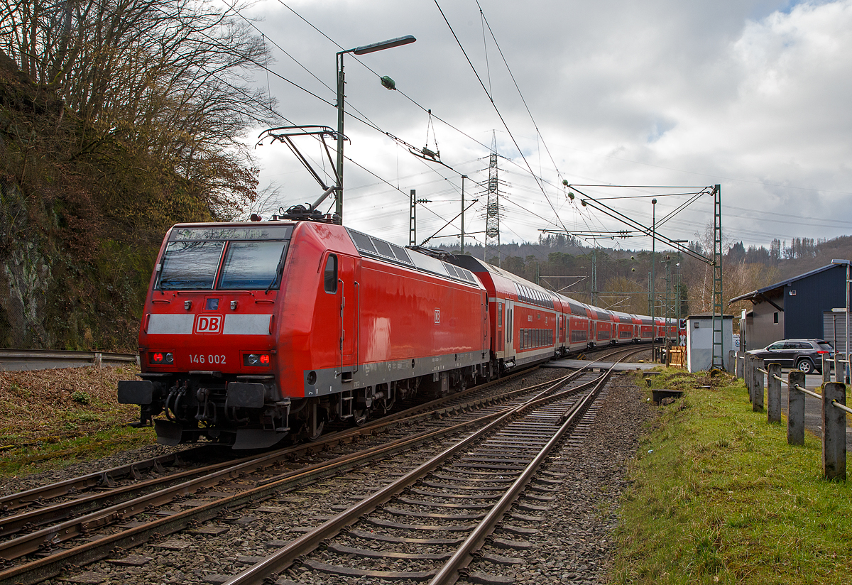Heute wird links gefahren....
Der RE 9 - Rhein Sieg Express (RSX) Siegen - Köln – Aachen fährt. am 26.02.2022 Steuerwagen voraus, durch den Bahnhof Scheuerfeld (Sieg) in Richtung Köln, Schublok war die 146 002.

In der DB Reiseauskunft bzw. DB Navigator App Stand:
Zwischen Scheuerfeld (Sieg) und Niederhövels befinden sich Gegenstände auf der Strecke. Der Streckenabschnitt ist eingleisig befahrbar. In der Folge kommt es wahrscheinlich zu Verspätungen. Die voraussichtliche Dauer der Störung ist bis zum 26.02.2022.

Die Gegenstände waren Felsbrocken, neben dem bald folgenden Mühlburg-Tunnel war an der Felswand eine Felsberäumung im Gange. Dabei werden alle losen Steine entfernt, um die Gefahr eines möglichen Steinschlages zu mindern. Bild dazu folgt.
