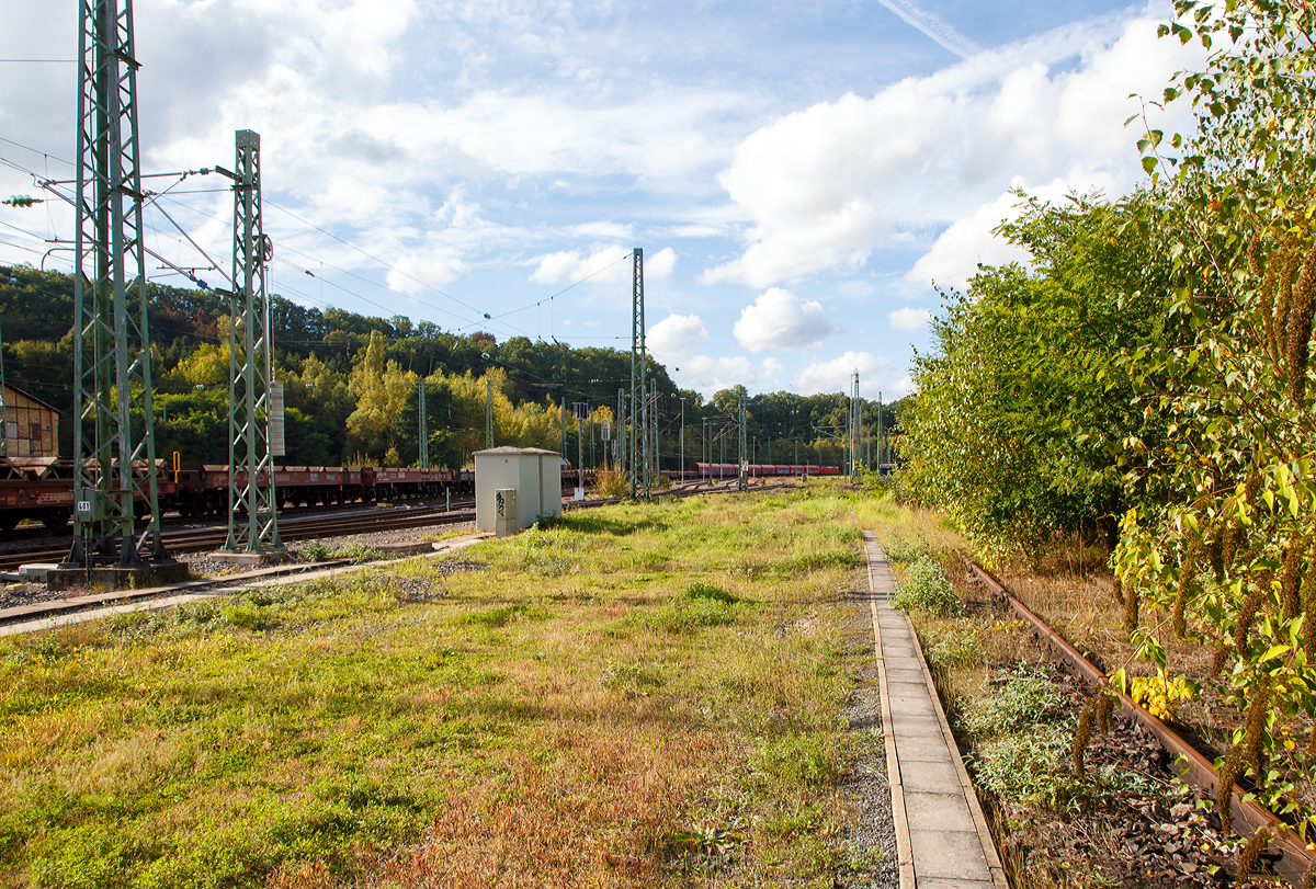 Hier in dem Nachschuss sieht man wie lange der Zug eigentlich war......
Die 185 148-4 (91 80 6185 148-4 D-DB) der DB Cargo fährt am 04.10.2021 mit einem sehr langen leeren Coilzug durch Betzdorf (Sieg) in Richtung Köln. 

Die Lok hat die Zulassungen für Deutschland und die Schweiz
