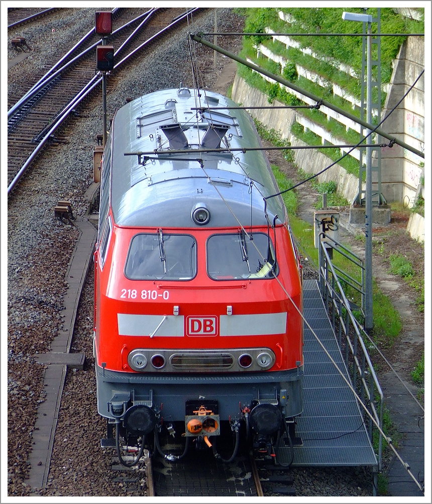 Hier in der Frontansicht kann man sehr gut die Scharfenberg-Kupplung sehen...

Die ICE-Schleppdiesellok DB 218 810-0 (ex DB 218 159-2) der DB Fernverkehr AG ist am 01.05.2010 beim Bahnhof Kassel-Wilhelmshöhe abgestellt. 
