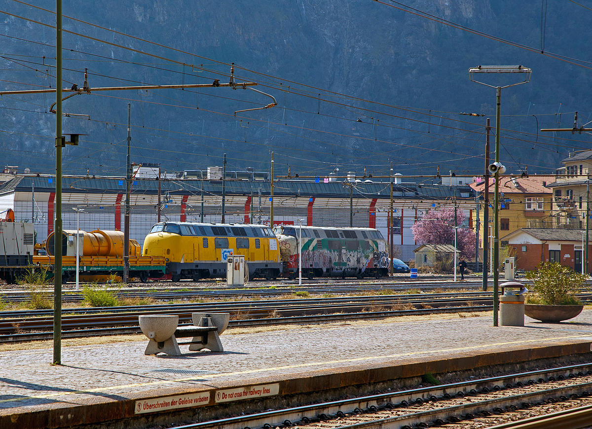 Hier in Italien sind sie noch im Einsatz, die ex DB V 200.0 (BR 220)....
Zwei D220 der GCF Generale Costruzioni Ferroviarie S.p.A. sind am 26.03.2022 vor einem Bauzug im Bahnhof Bozen (Stazione di Bolzano). 

Vorne die D 220.049 ER, bei der RFI registriert als IT RFI 270743-4, in Italien werden Diesellos im Baudienst als 270xxx registriert. Sie ist die 1956 bei der Krauss-Maffei AG in München-Allach unter der Fabriknummer 18293 gebaute und an die Deutsche Bundesbahn als gelieferte V 200 049 (später DB 220 049-1). Bereits 1982 über einen Händler nach Italien an die Ferrovia Suzzara-Ferrara (heute zur Ferrovie Emilia Romagna S.r.l.), wo sie bis 2006 als D 220.049 ER (92 83 2220 049-6 I-FER). Nun ist sie im Bauzugdienst bei der Italienischen Firma  GCF - Generale Costruzioni Ferroviarie S.p.A..

Bei der hintere Lok konnte ich leider keine Nummer sehen/erkennen, aber es ich auch eine bei Krauss-Maffei gebaute ex DB V 200.0. Die GCF besitzt 9 dieser ex DB V 200.0, alle wurden von Krauss-Maffei gebaut.
