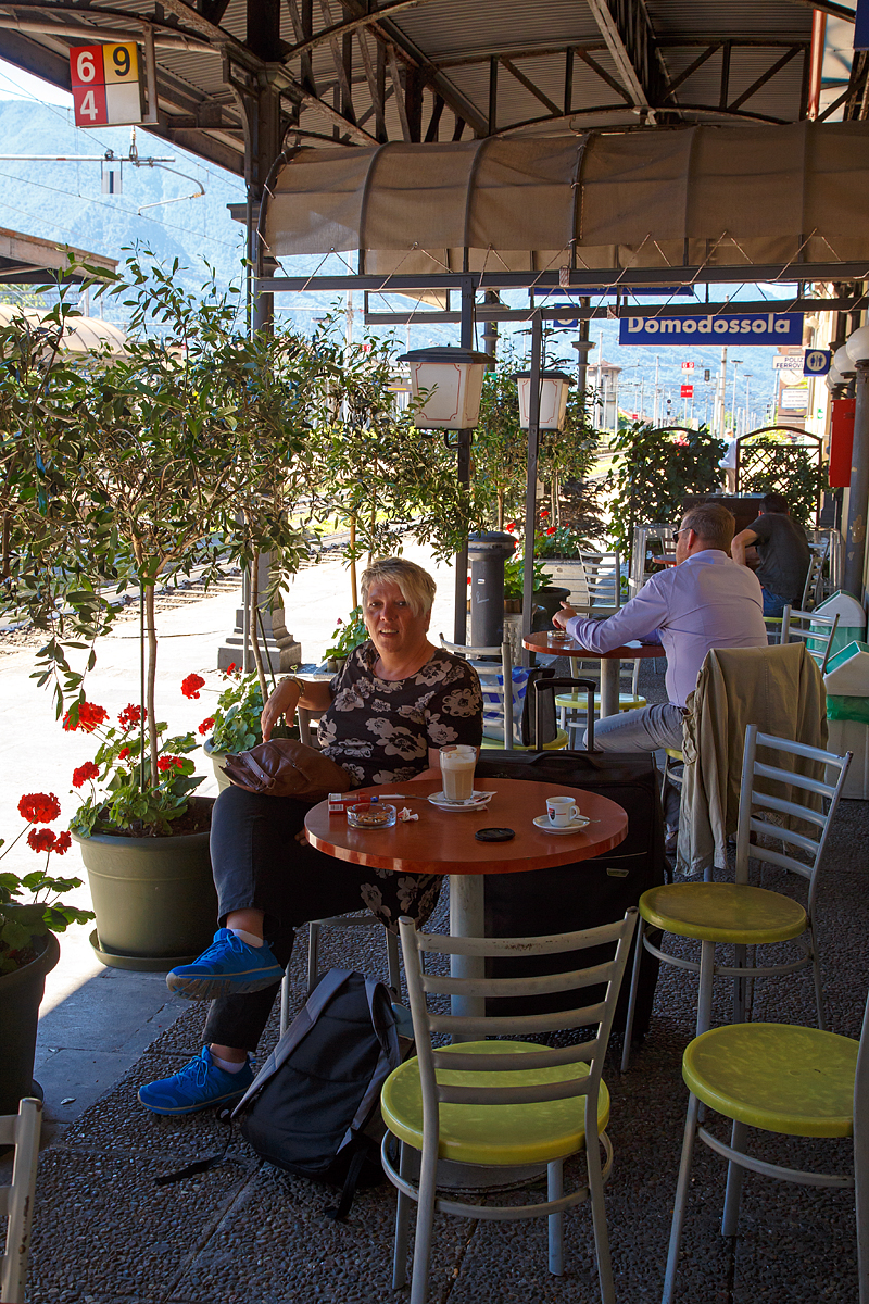 
Hier kann man, nein muss den Espresso genießen.....
Direkt am Bahnsteig im Bahnhof Domodossola am 22.06.2016.