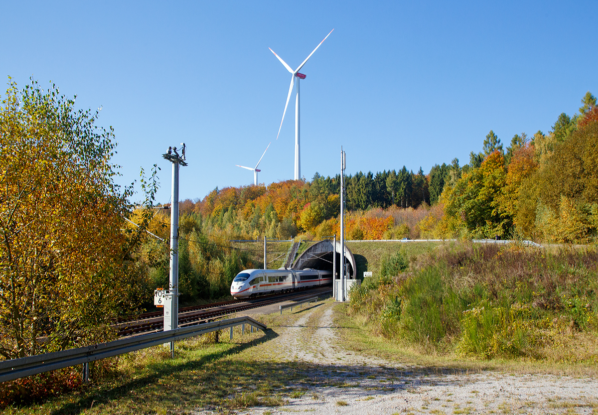
Hier kommt er heraus - Ein ICE 3 schießt am 15.10.2017 aus dem Südportal vom Tunnel Elzer Berg (1.110 m lang) in Richtung Frankfurt/Main, auf der Schnellfahrstrecke Köln–Rhein/Main (KBS 472) bei km 101,6. 