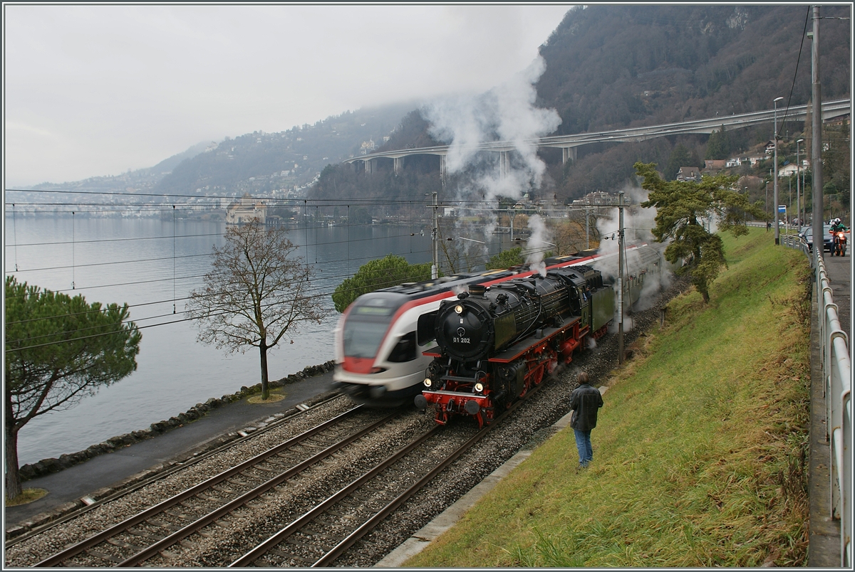 Hier das Originalbild mit störendem  Beiwerk ...
Die 01 202 mit dem Alpine Steam Express beim Signalhalt bei Villeneuve. 
18. Jan. 2014