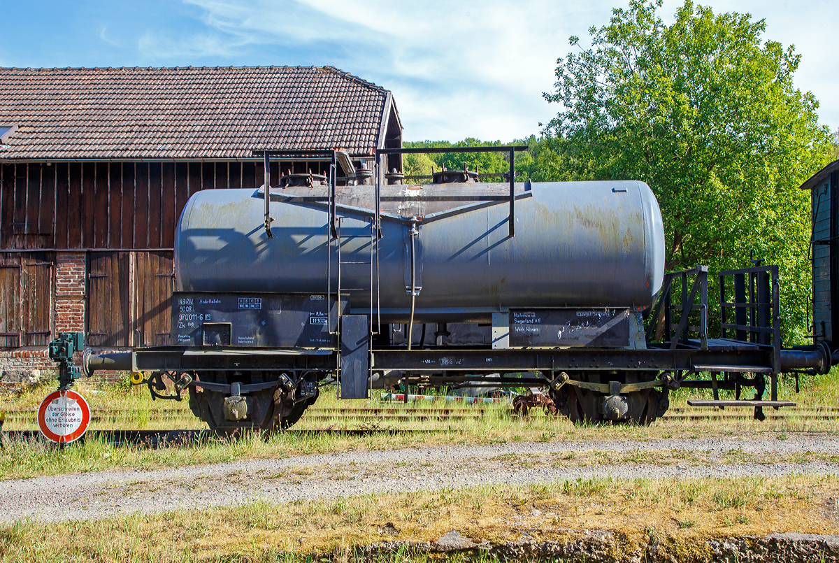 Historischer Kesselwagen 43 50 970 011-6 der Gattung Zk 043 f�r Salzs�ure, Baujahr 1943, ehemaliger Privatwagen der H�ttenwerke Siegerland AG (sp�ter Hoesch Siegerlandwerke), Werk Wissen, am 31.05.2020 am ehemaligen Bahnhof Niederfischbach (Asdorftalbahn).

TECHNISCHE DATEN (laut Anschriften):
Spurweite: 1.435 mm (Normalspur)
Achsanzahl: 2
L�nge �ber Puffer: 8.800 mm
Achsabstand: 4.500 mm
Tankvolumen: 10.000 l
Eigengewicht: 11.300 kg
Gesamtgewicht: 21.000 kg (ab Streckenklasse D)