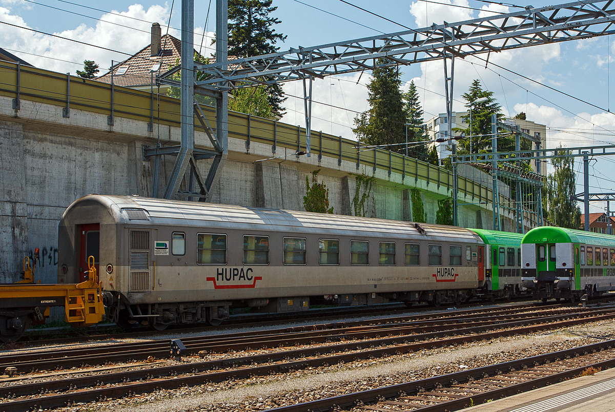 HUPAC-Begleitwagen für Züge der Rollenden Landstraße (RoLa) Db 51 85 05-10 029-8 (P), ein umgebauter 1. Klasse Z2-Wagen der SBB, ex Am 51 8519-80 029 (Baujahr 1969-1970), abgestellt am 28.05.2012 im Bahnhof Spiez. Dahinter noch ein weiterer Wagen.
32 dieser ehemaligem Am RIC Wagen wurden zu Db[P] 5185 05-10 000 bis 031 umgebaut.

TECHNISCHE DATEN:
Typenbezeichnung: Z2 
Einsatzgebiet: Begleitwagen für Lastwagentransporte (RoLa)
Spurweite: 1.435 mm
Anzahl der Radsätze: 4 (in 2 Drehgestellen)
Länge über Puffer: 26.400 mm
Drehzapfenabstand:19.000 mm,
Achsabstand im Drehgestell: 2.500 mm
Drehgestell Bauart: Schlieren
Breite: 2.850
Eigengewicht: 39 t
Dienstgewicht brutto: 42 t
Sitz/Liegeplätze: 28
Höchstgeschwindigkeit: 120 km/h
Bremsbauart: Frein O-GP (D)  ep
Zulassungen: Schweiz, Deutschland und Italien
Intern. Verwendung: RIC

Seit 2011 wird die RoLa durch die Schweiz von der Tochtergesellschaft RAlpin betrieben.
