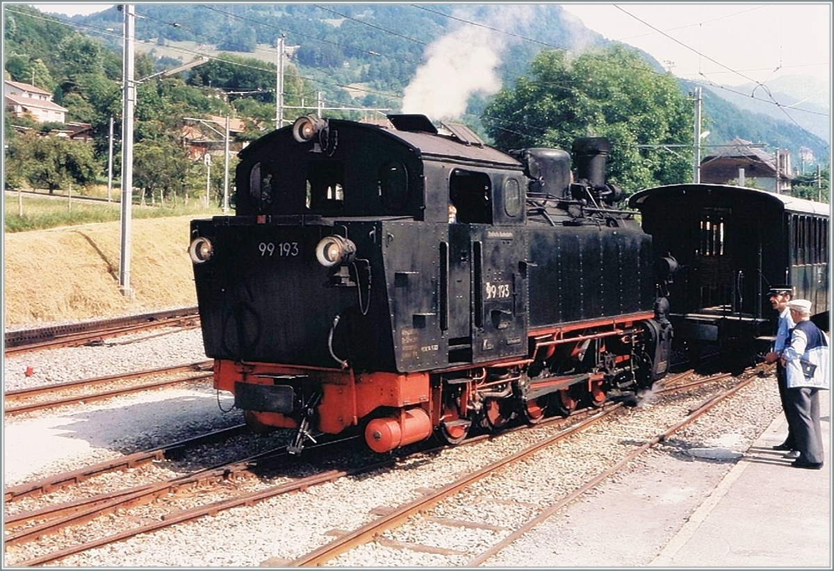 Ich habe noch ein (Museumsbahn) - Betriebs Bild der 99 193 gefunden. Die formschöne Dampflok ist mit ihrem Zug von Chaulin in Blonay angekommen. 

Analogbild vom Juli 1985 