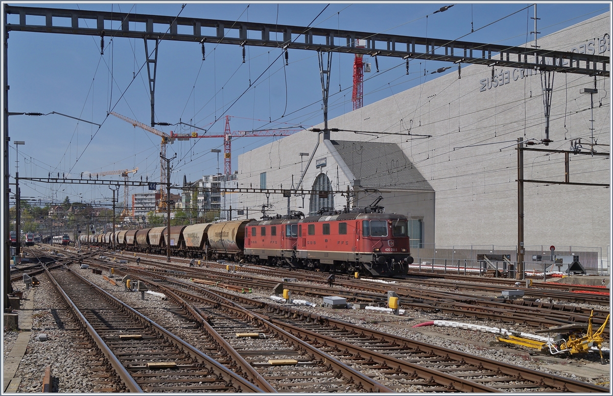 Im Gegensatz zum Reiseverkehr wird der Güterverkehr sofern Last vorhanden, weitergeführt. Im Bild der  Spaghetti  Zug von Frankreich nach Italien im Transit via Vallorbe - Simplon bei der Einfahrt in Lausanne. Die beiden SBB Re 4/4 II 11250 und 11275 sind mit 17 Uagpps Wagen bzw. 68 Achsen unterwegs.

17. April 2020  
 
