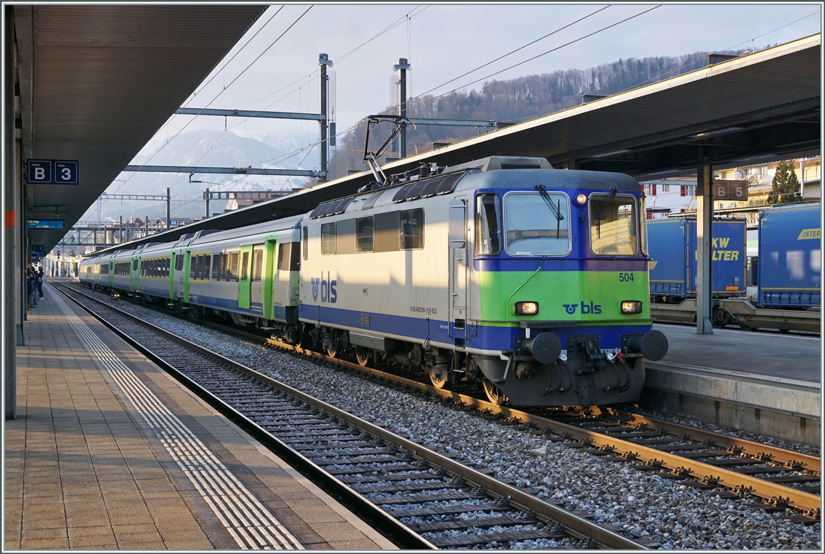 Im sanften Morgenlicht der ersten Sonnenstrahlen dieses Tages zeigt sich die augenscheinlich sehr gut gepflegte BLS Re 4/4 II mit ihrem EW III Wagenpark, auf die Abfahrt nach Zweisimmen wartend in Spiez.

14. April 2021