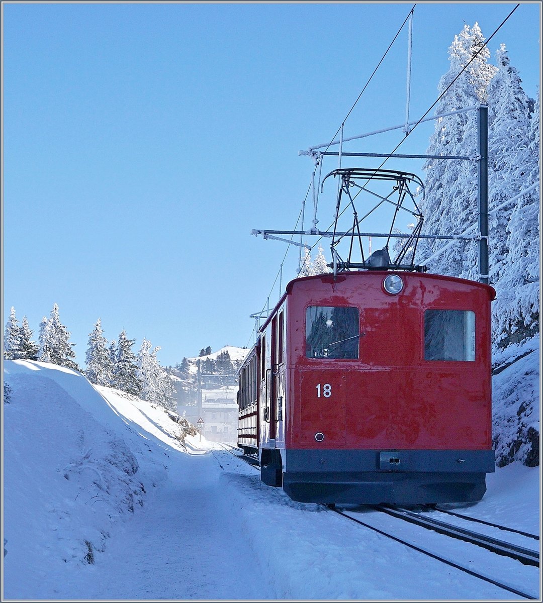 Im Schatten zwischen Rigi Staffel und Staffelh�he zeigt sich die  G�terlok  He 2/2 N� 18. Die Lok wurde 1938 in Betreib genommen und von SLM/BBC gebaut. Wie die Treibwagen aus jener Zeit, darf die He 2/2 18 bergw�rts mit 18 km/h verkehren und talw�rts 12 km/h. Vielleicht von Interesse, der Anschaffungspreis: Fr. 87'170.55.
24. Februar 2018