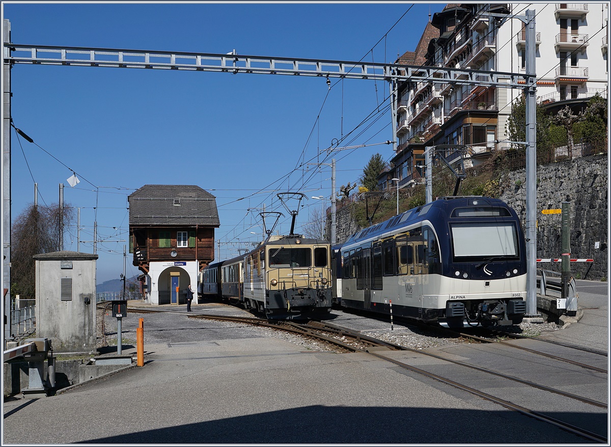In Chamby kreuzen sich der mit einer  Alpina Komposition  (Serie 9000) geführte Regionalzug 2224 von Montreux nach Zweisimmen und der MOB Belle Epoque 2217 von Zweisimmen nach Montreux mit einer GDe 4/4 (Serie 6000) an der Spitze.
27. März 2017