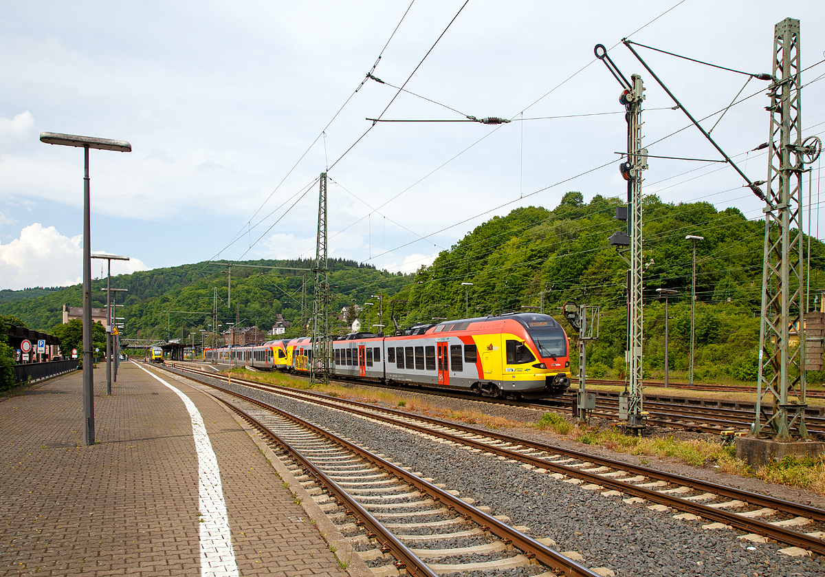 
In Herborn war vom 20.Mai bis 29. Mai 2016 der 56. Hessentag, so wurde auf der Dillstrecke Sonderverkehr gefahren. 

Zwei gekoppelte FLIRT der HLB (der dreiteilige 427 543 / 043 und der fünfteilige 429 048 / 548) fahren als RE 99  Siegen - Gießen  (Umlauf HLB24961), vom Bahnhof Dillenburg weiter in Richtung Gießen.