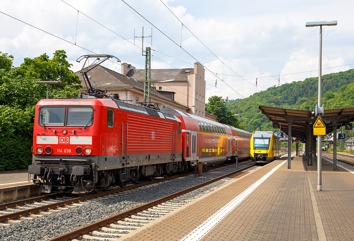
In Herborn war vom 20.Mai bis 29. Mai 2016 der 56. Hessentag, so wurde auf der Dillstrecke Sonderverkehr gefahren. 

So fuhren keine  Hamster , sondern Lokbespannte Doppelstockzüge als RE zwischen Dillenburg und Gießen. Hier steht die 114 038-3 (91 80 6114 038-3 D-DB) der DB Regio Hessen, ex DB 112 038-5 ex DR 112 038-5 mit dem RE 26521 im Bahnhof Dillenburg (Gleis 1) zur Abfahrt nach Gießen bereit. 

Rechts auf Gleis 2 steht der VT 209 (95 80 0640 109-4 D-HEB) ein LINT 27 der HLB als RB 95 nach Siegen.