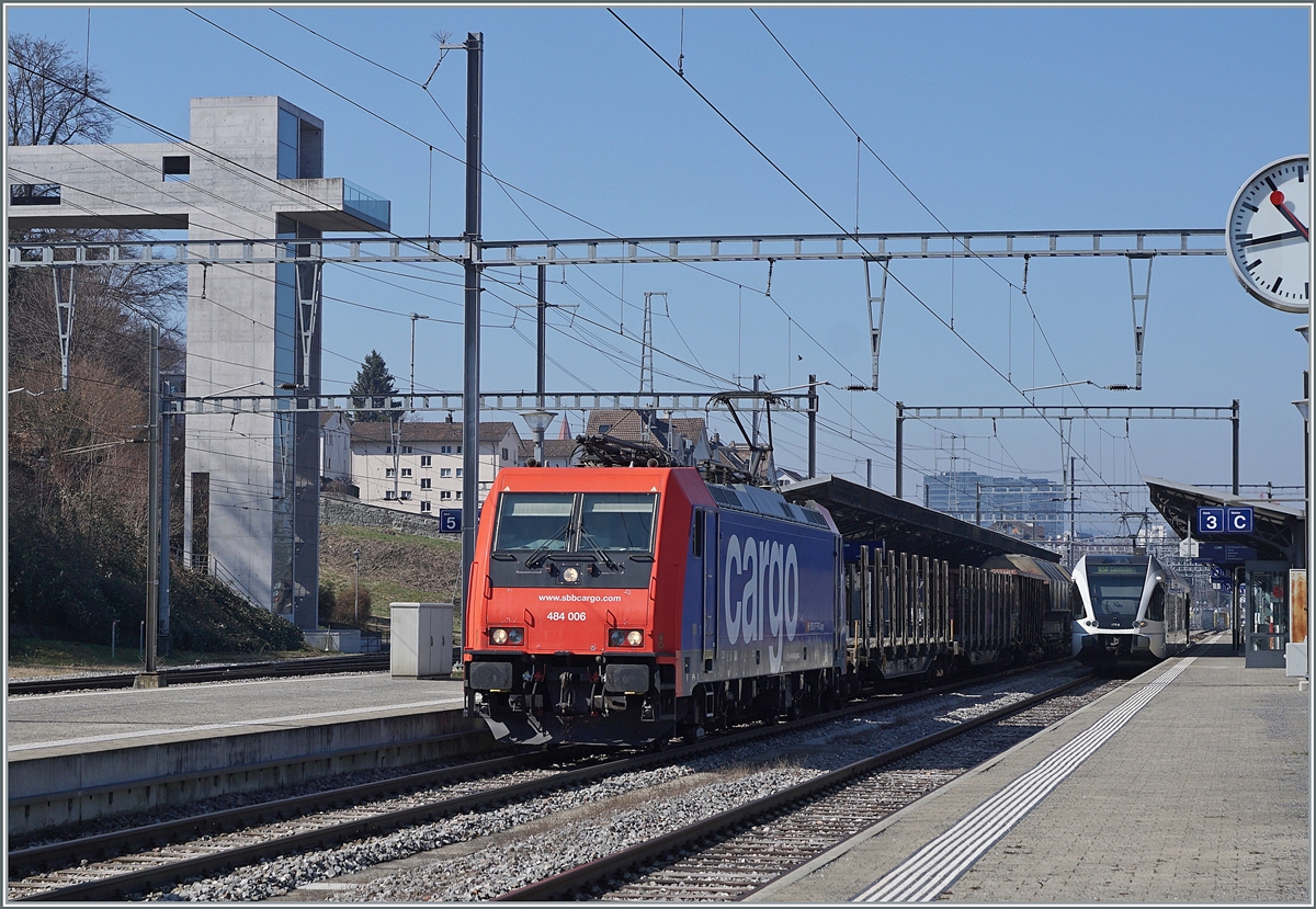 In Rorschach �berraschte mich die SBB Cargo Re 484 006, die mit einem G�terzug in Richtung St.Margrethen fuhr. 

24.M�rz 2021