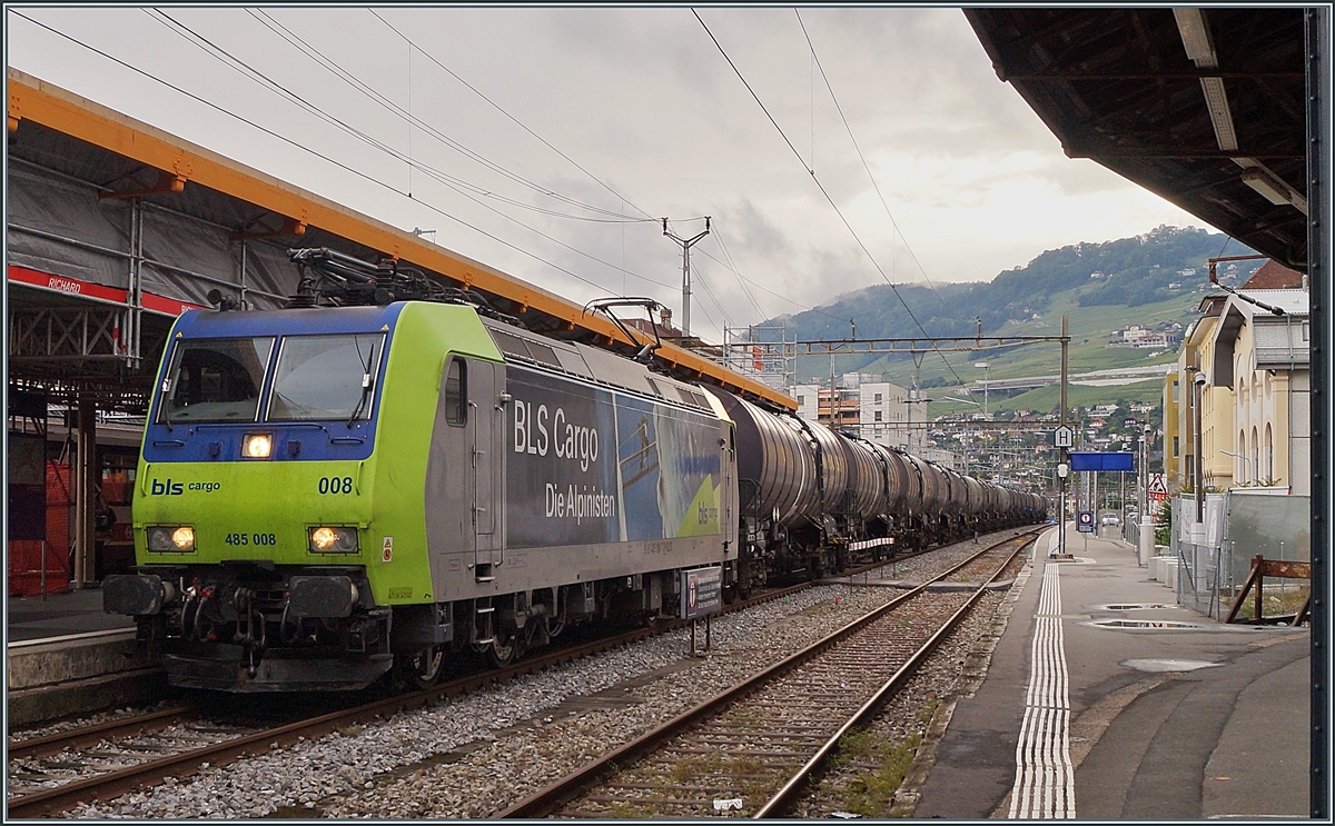In Vevey gab es am Abend des 10. Juni wieder einmal eine BLS Lok zu sehen, so dass ich trotz des nicht gerade fotogenen Hintergrundes gerne abdrücke, um die BLS Re 485 008 mit einem Kesselwagen Blockzug bildlich festzuhalten. 

10. Juni 2020